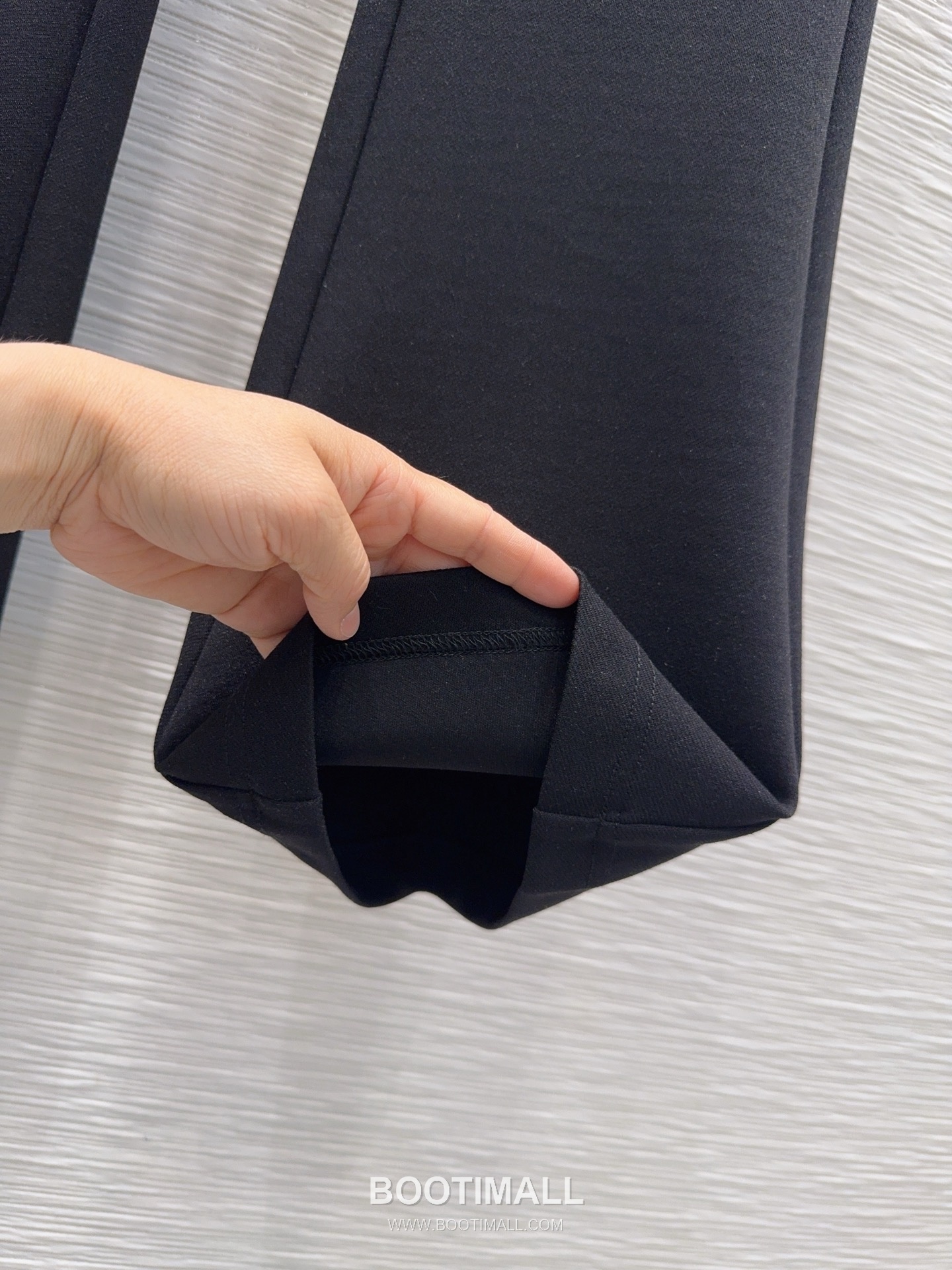 프라다 2026SS 기능성 패브릭 트라이앵글 메탈버튼 하이웨스트 부츠컷 롱팬츠 Prada 2026 SS Functional Fabric Triangle Metal Button High Waist Bootcut Long Pants 16