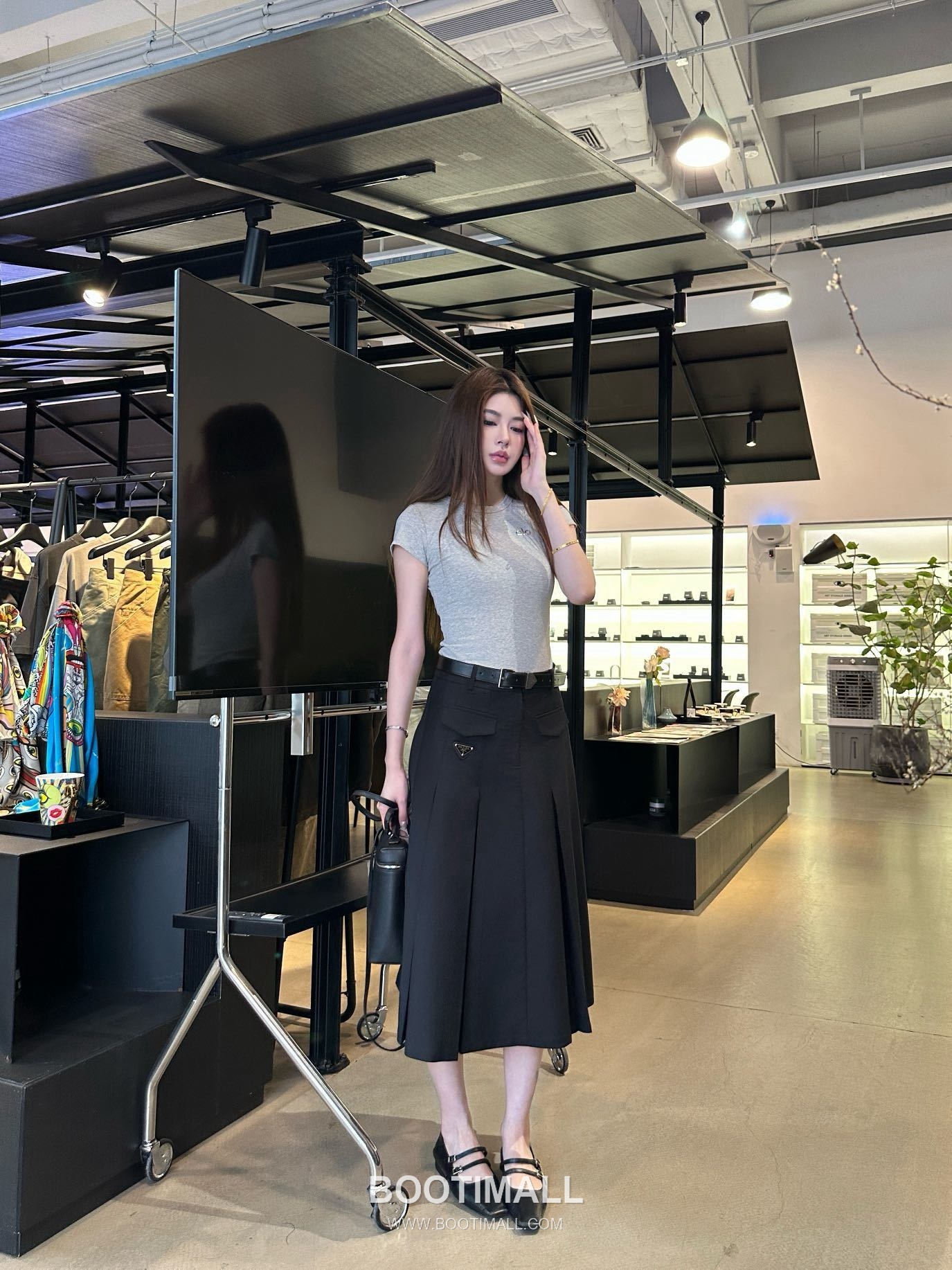 프라다 2026SS 기능성 패브릭 플리츠 벨티드 하이웨스트 A라인 미디 스커트 Prada 2026 SS Functional Fabric Pleated Belted High Waist A Line Midi Skirt 1