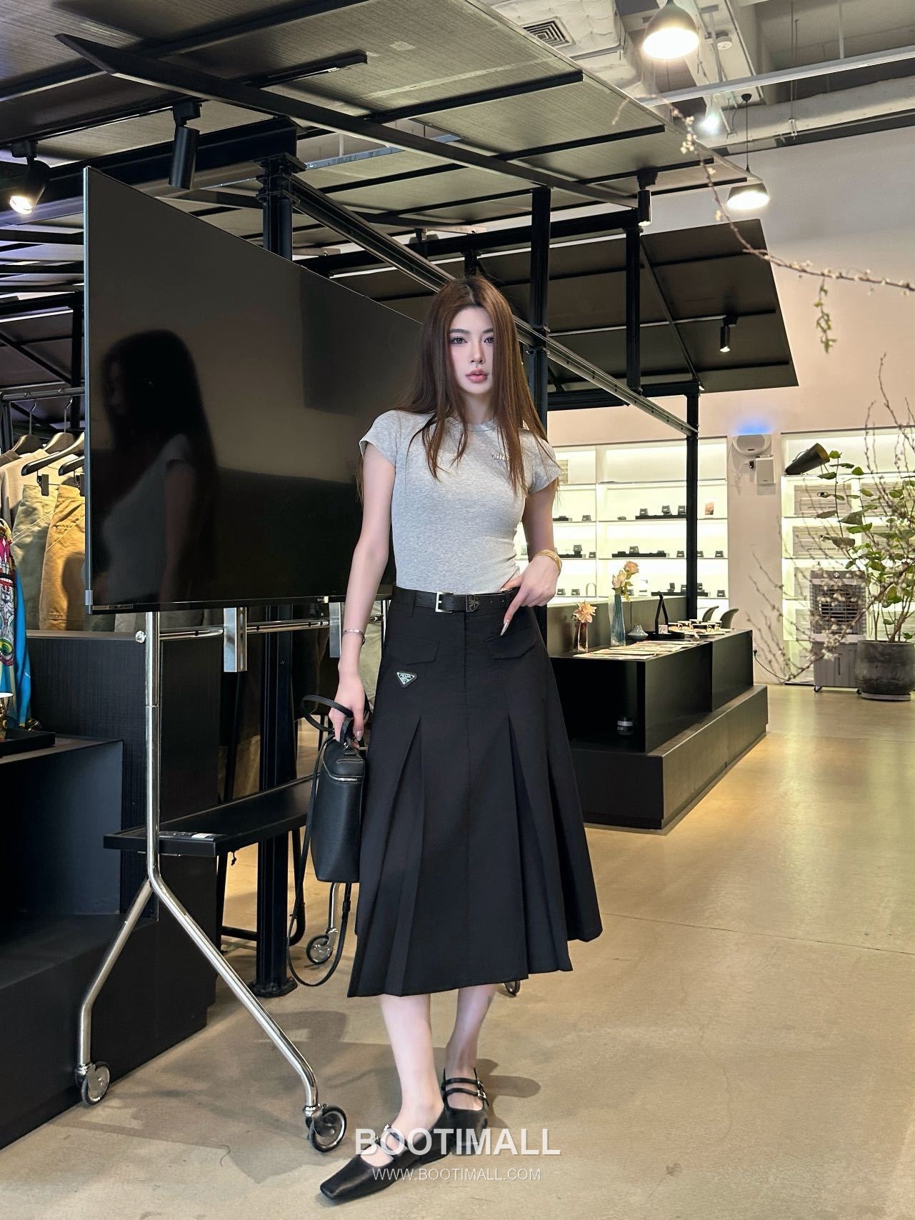 프라다 2026SS 기능성 패브릭 플리츠 벨티드 하이웨스트 A라인 미디 스커트 Prada 2026 SS Functional Fabric Pleated Belted High Waist A Line Midi Skirt 2