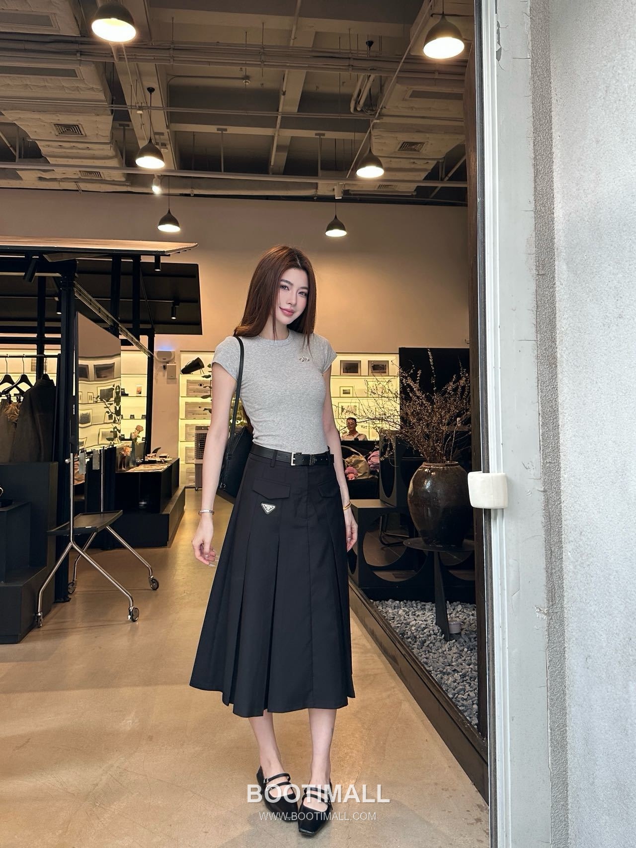프라다 2026SS 기능성 패브릭 플리츠 벨티드 하이웨스트 A라인 미디 스커트 Prada 2026 SS Functional Fabric Pleated Belted High Waist A Line Midi Skirt 3