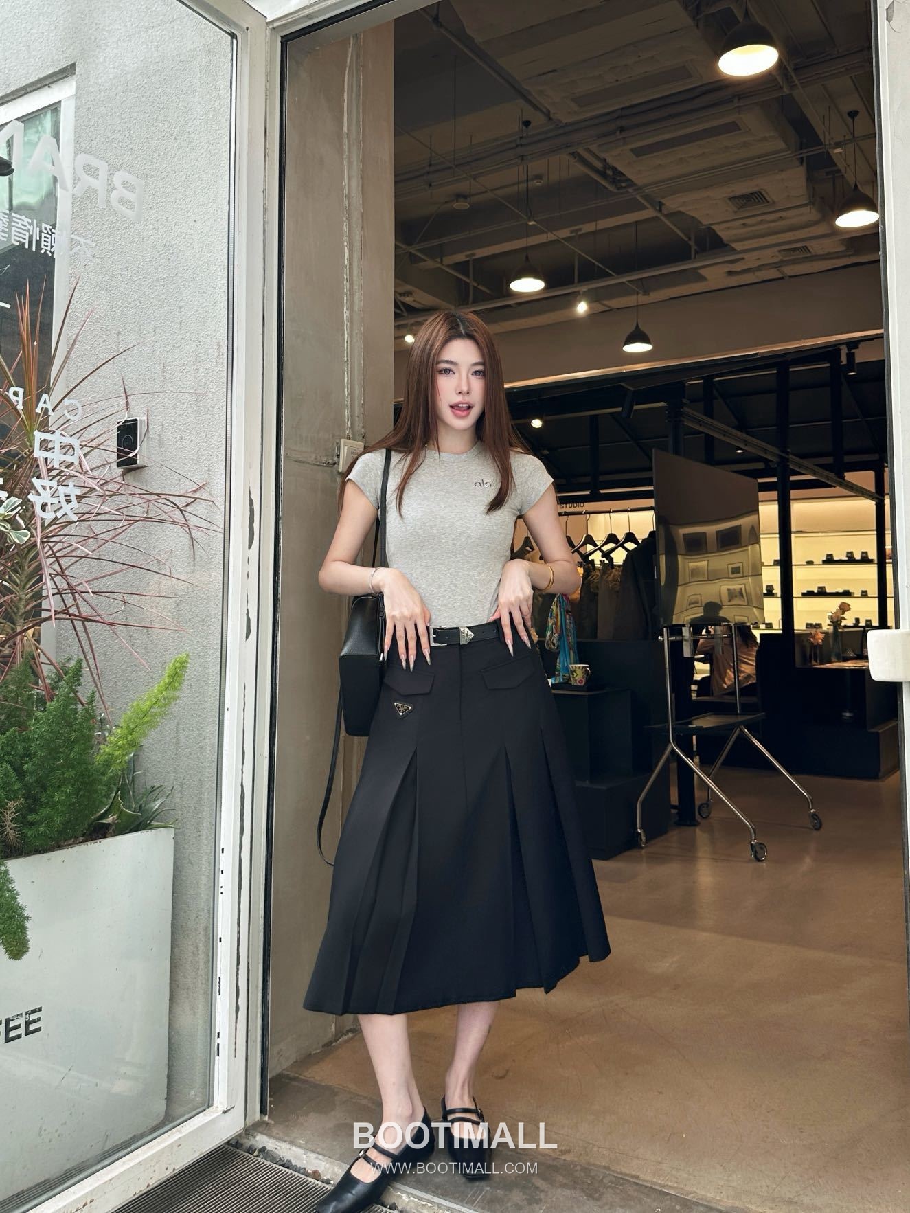 프라다 2026SS 기능성 패브릭 플리츠 벨티드 하이웨스트 A라인 미디 스커트 Prada 2026 SS Functional Fabric Pleated Belted High Waist A Line Midi Skirt 4