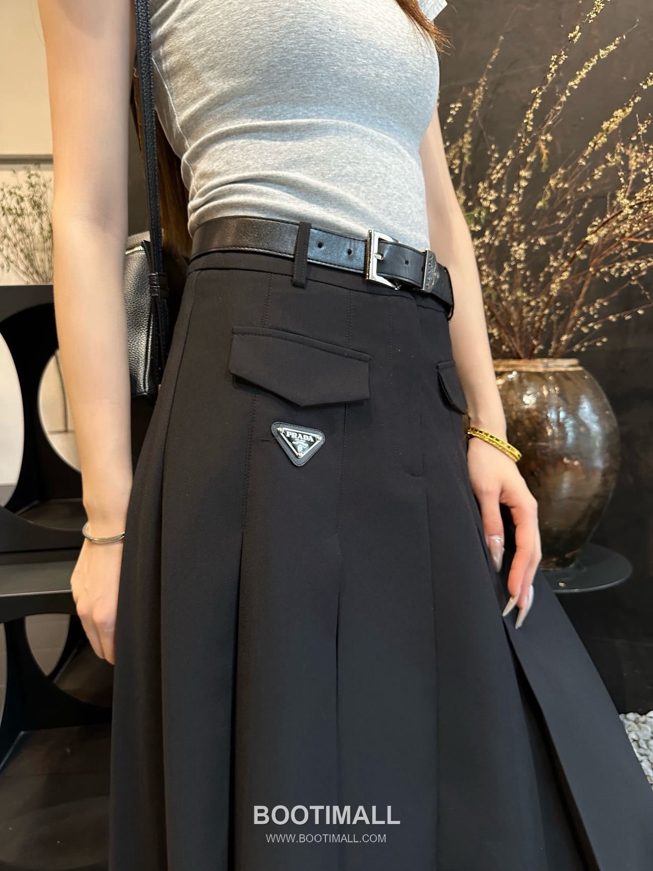 프라다 2026SS 기능성 패브릭 플리츠 벨티드 하이웨스트 A라인 미디 스커트 Prada 2026 SS Functional Fabric Pleated Belted High Waist A Line Midi Skirt 8