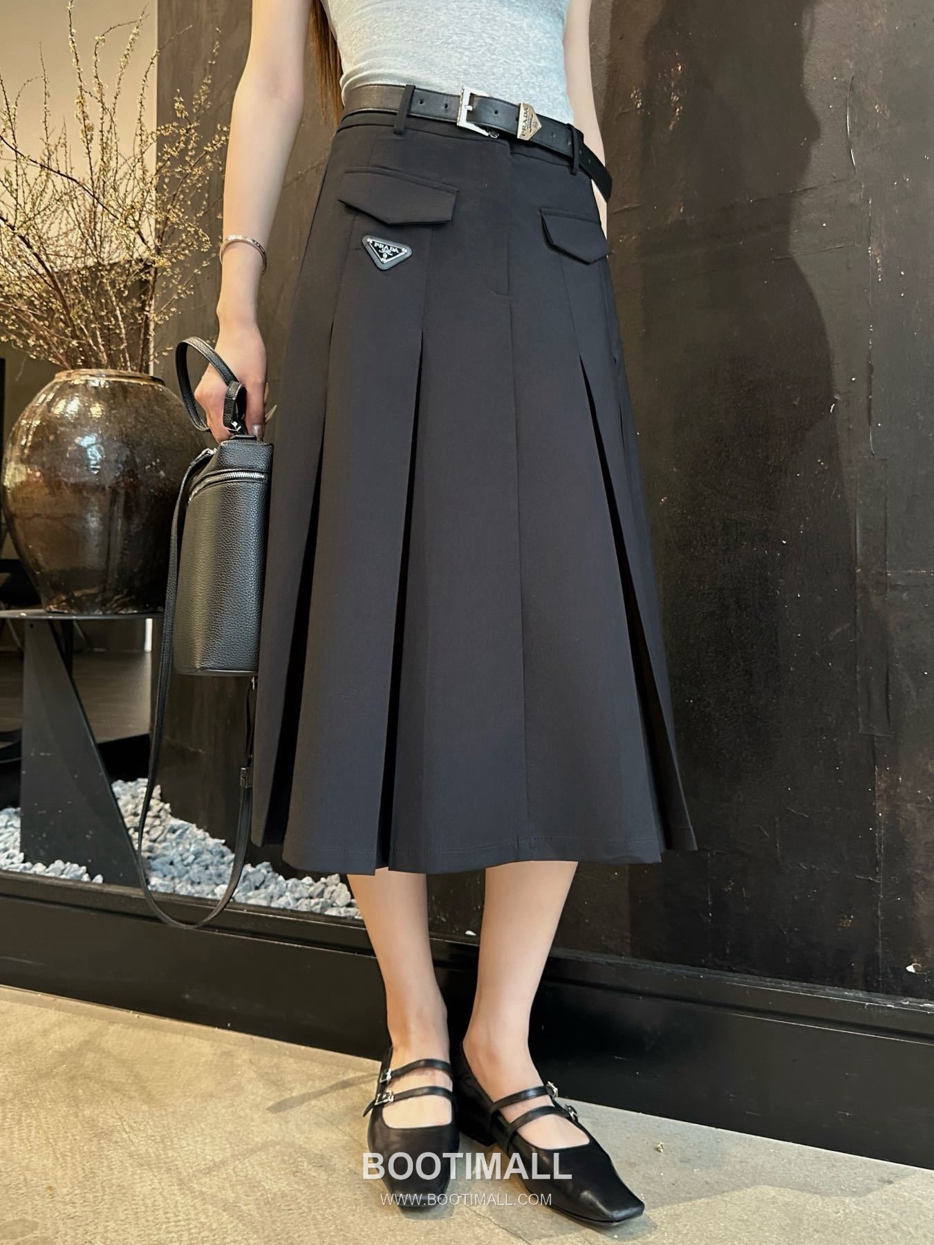 프라다 2026SS 기능성 패브릭 플리츠 벨티드 하이웨스트 A라인 미디 스커트 Prada 2026 SS Functional Fabric Pleated Belted High Waist A Line Midi Skirt 9