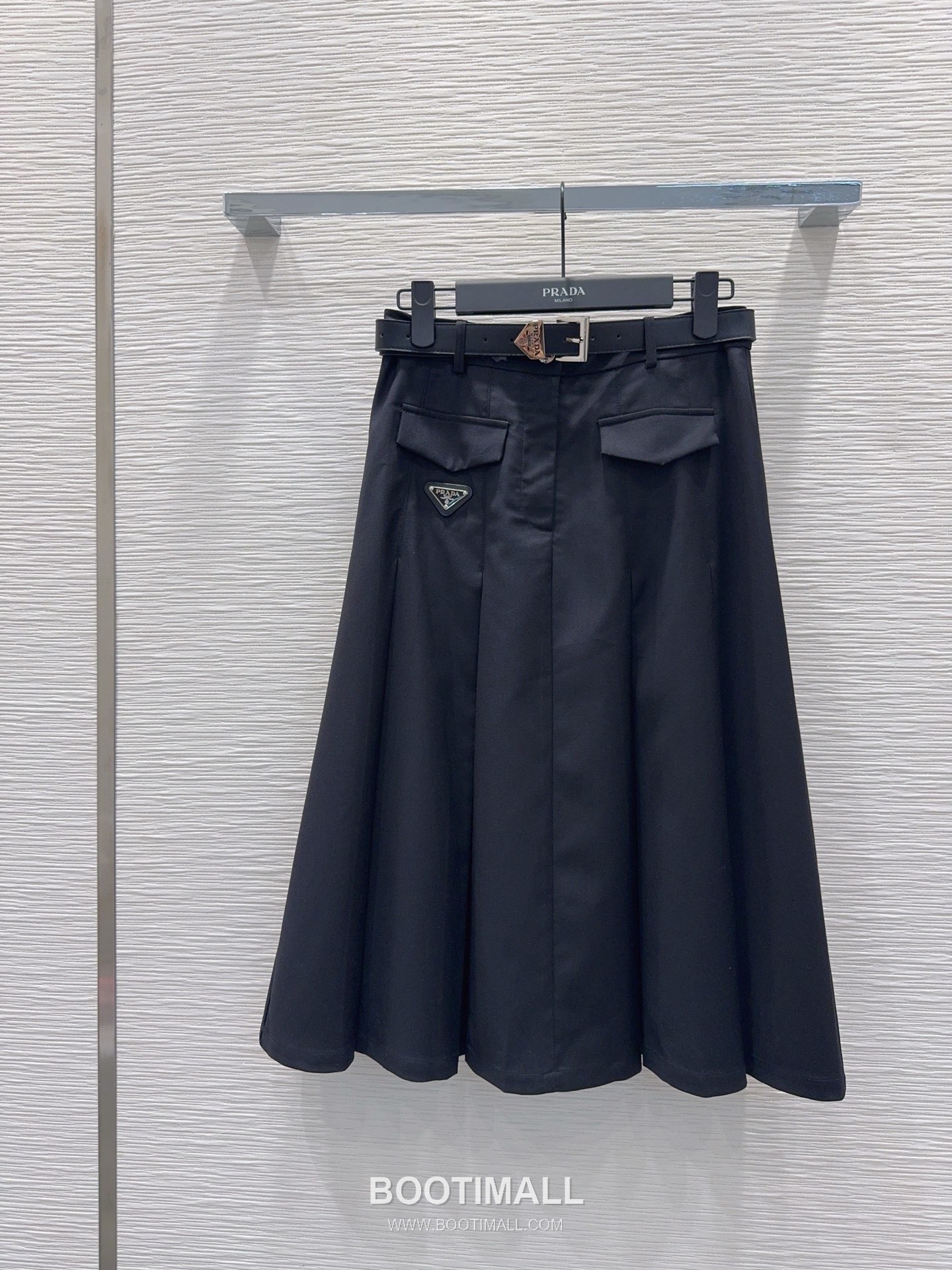 프라다 2026SS 기능성 패브릭 플리츠 벨티드 하이웨스트 A라인 미디 스커트 Prada 2026 SS Functional Fabric Pleated Belted High Waist A Line Midi Skirt 10