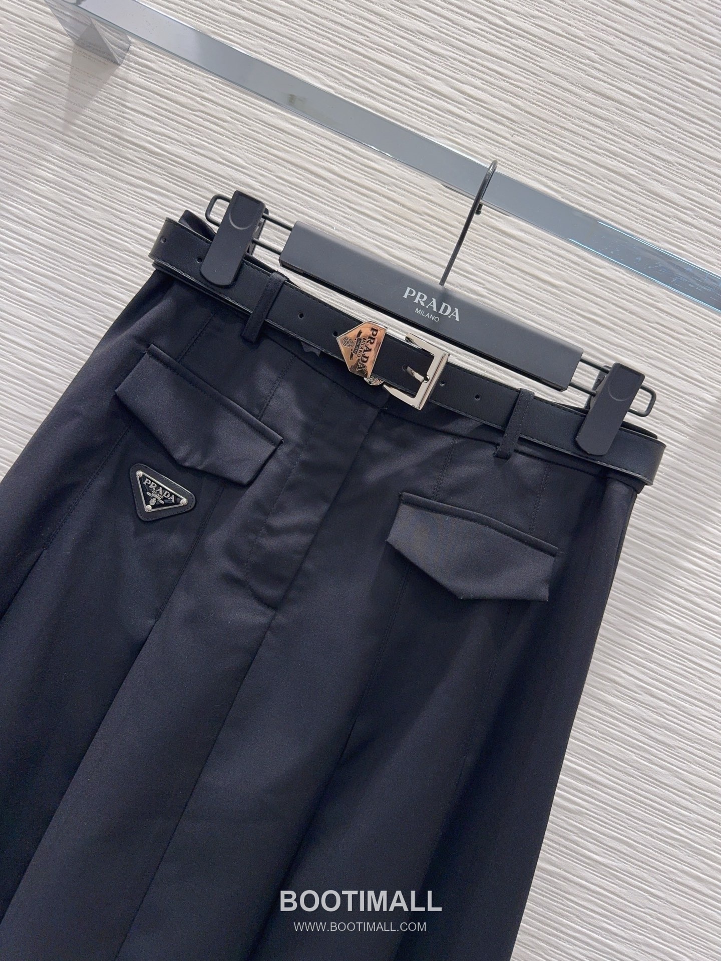 프라다 2026SS 기능성 패브릭 플리츠 벨티드 하이웨스트 A라인 미디 스커트 Prada 2026 SS Functional Fabric Pleated Belted High Waist A Line Midi Skirt 11