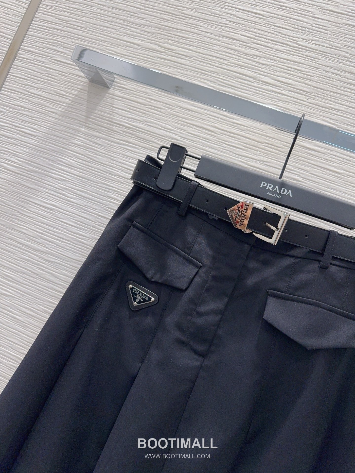 프라다 2026SS 기능성 패브릭 플리츠 벨티드 하이웨스트 A라인 미디 스커트 Prada 2026 SS Functional Fabric Pleated Belted High Waist A Line Midi Skirt 12