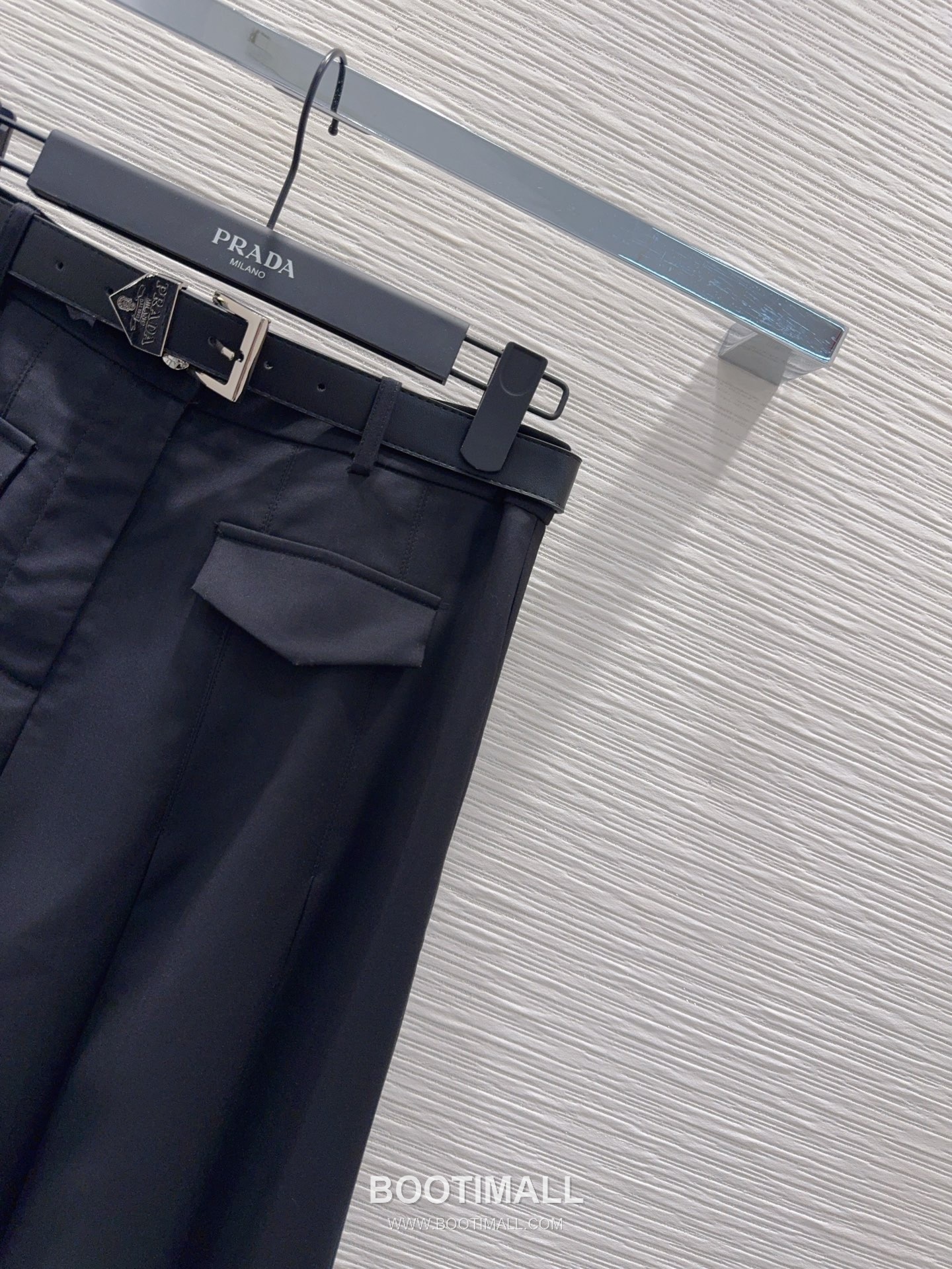 프라다 2026SS 기능성 패브릭 플리츠 벨티드 하이웨스트 A라인 미디 스커트 Prada 2026 SS Functional Fabric Pleated Belted High Waist A Line Midi Skirt 13