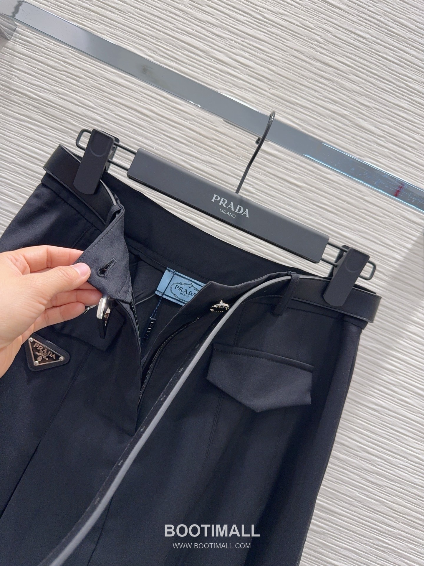 프라다 2026SS 기능성 패브릭 플리츠 벨티드 하이웨스트 A라인 미디 스커트 Prada 2026 SS Functional Fabric Pleated Belted High Waist A Line Midi Skirt 14
