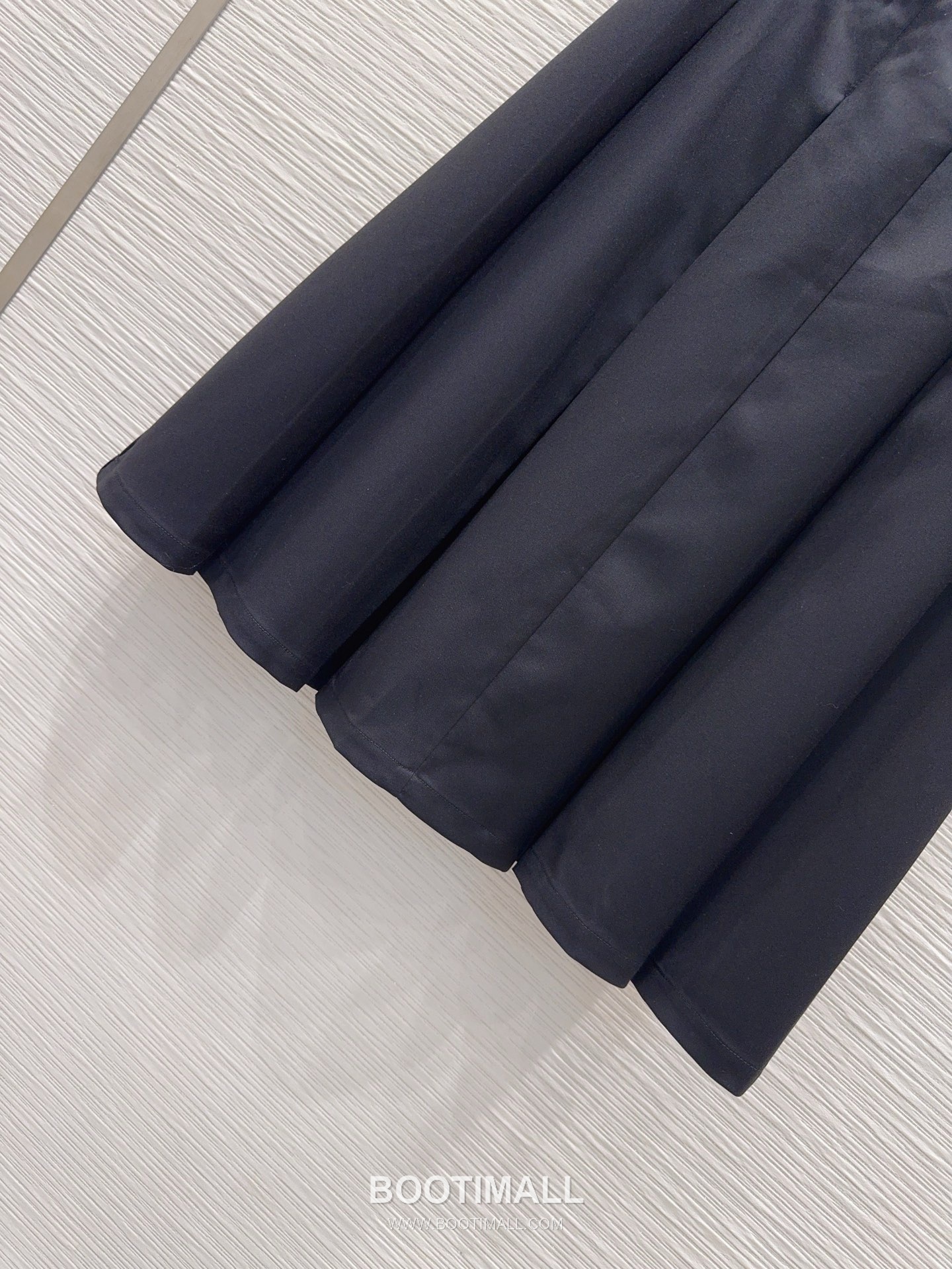 프라다 2026SS 기능성 패브릭 플리츠 벨티드 하이웨스트 A라인 미디 스커트 Prada 2026 SS Functional Fabric Pleated Belted High Waist A Line Midi Skirt 15