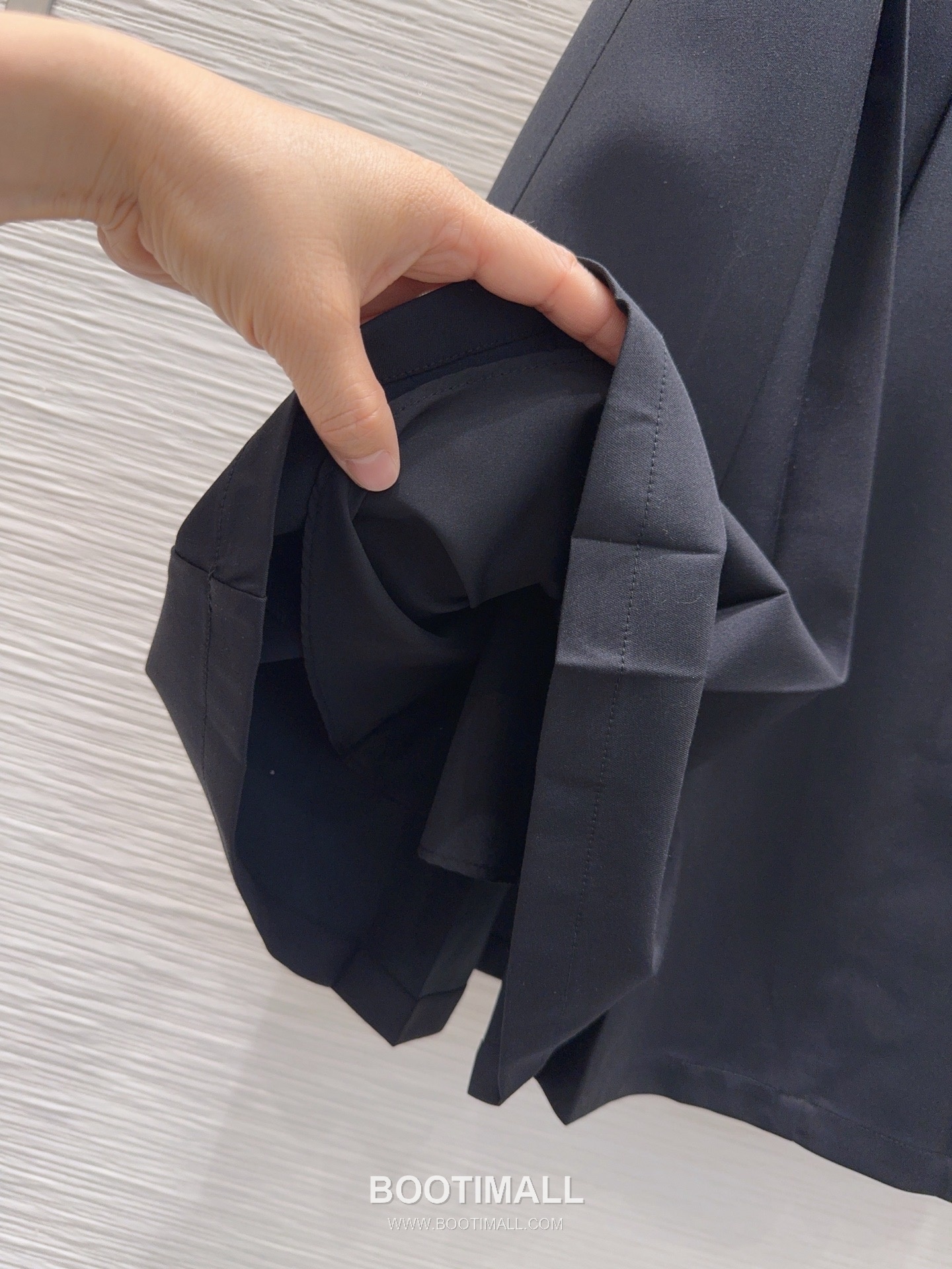 프라다 2026SS 기능성 패브릭 플리츠 벨티드 하이웨스트 A라인 미디 스커트 Prada 2026 SS Functional Fabric Pleated Belted High Waist A Line Midi Skirt 16