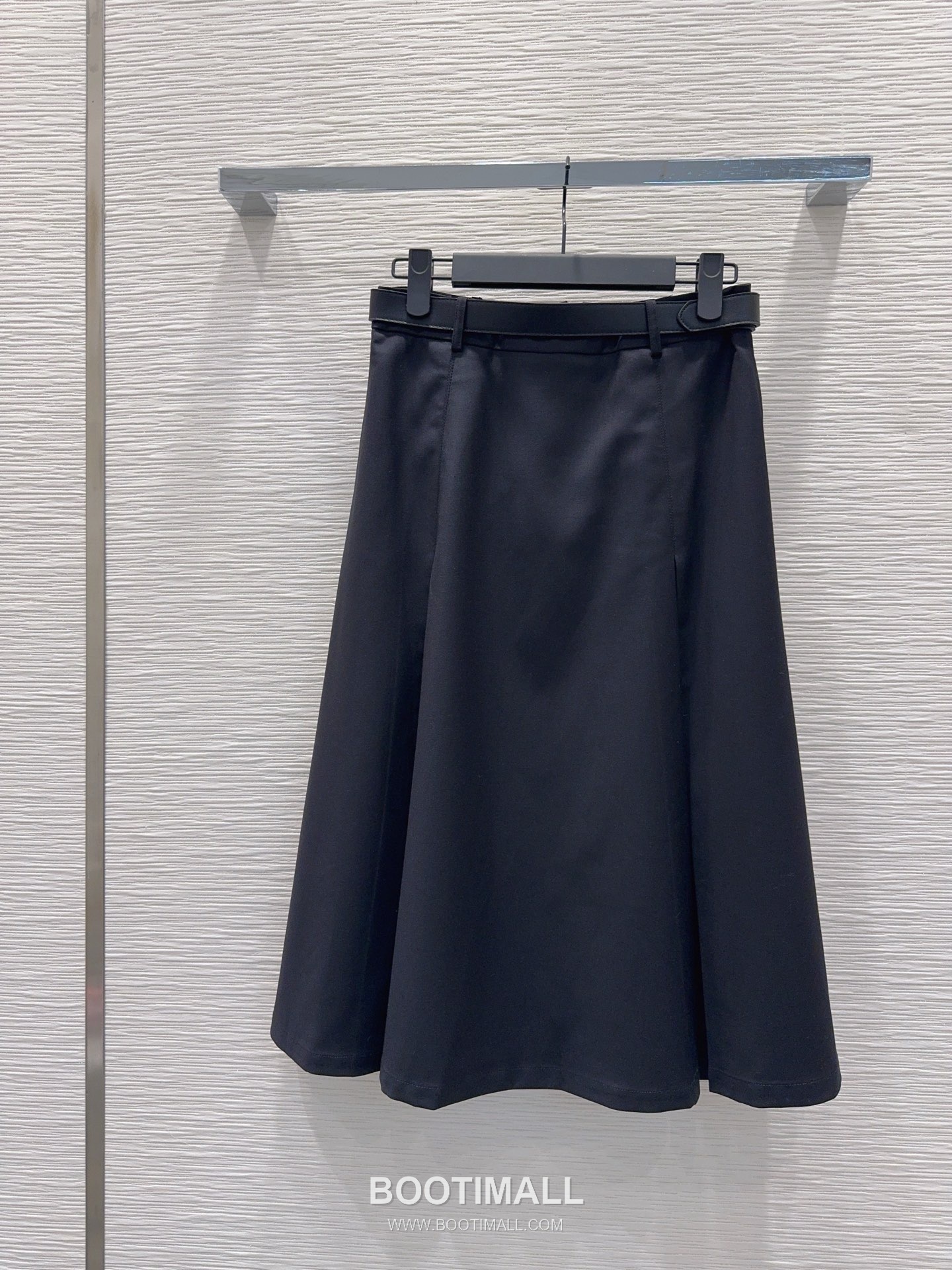 프라다 2026SS 기능성 패브릭 플리츠 벨티드 하이웨스트 A라인 미디 스커트 Prada 2026 SS Functional Fabric Pleated Belted High Waist A Line Midi Skirt 17