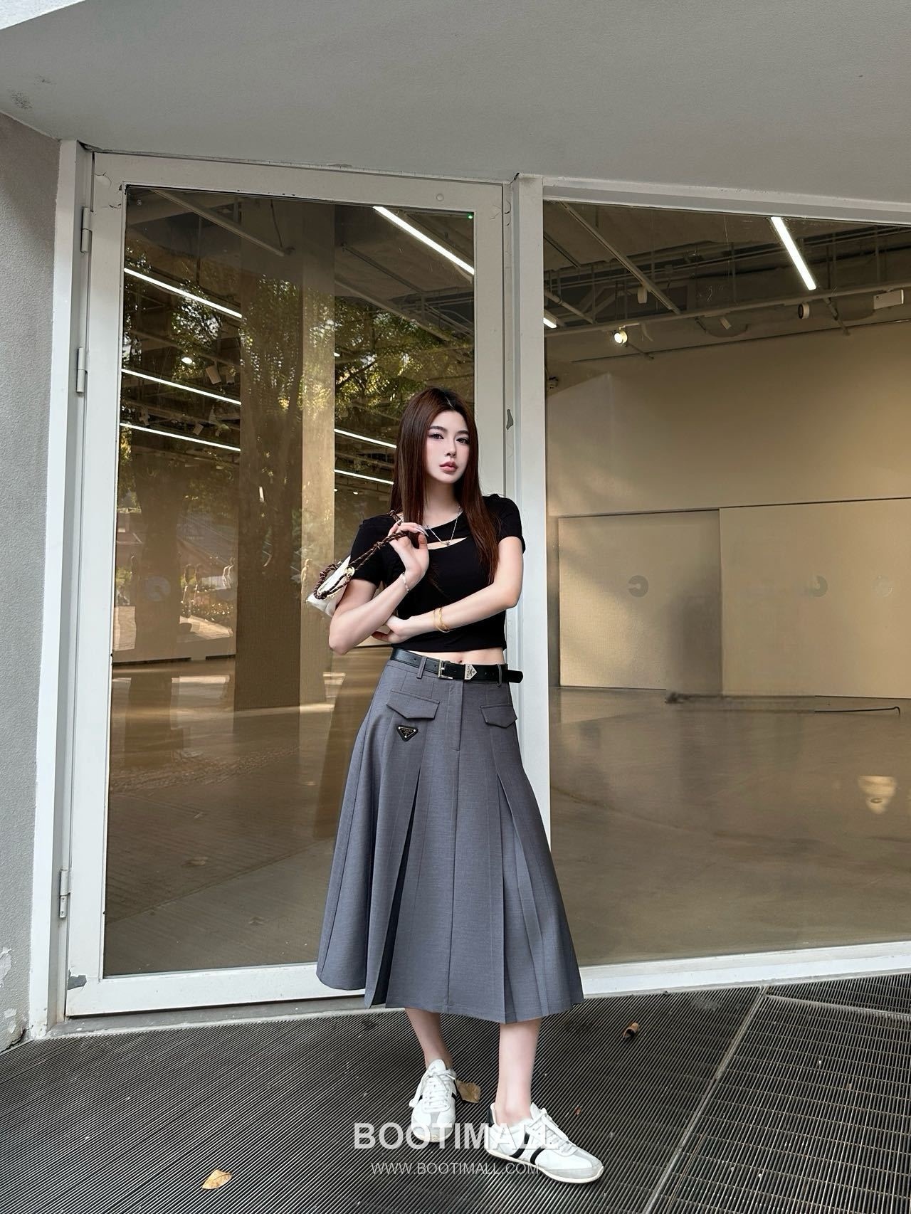 프라다 2026SS 기능성 패브릭 플리츠 벨티드 하이웨스트 A라인 미디 스커트 Prada 2026 SS Functional Fabric Pleated Belted High Waist A Line Midi Skirt 1