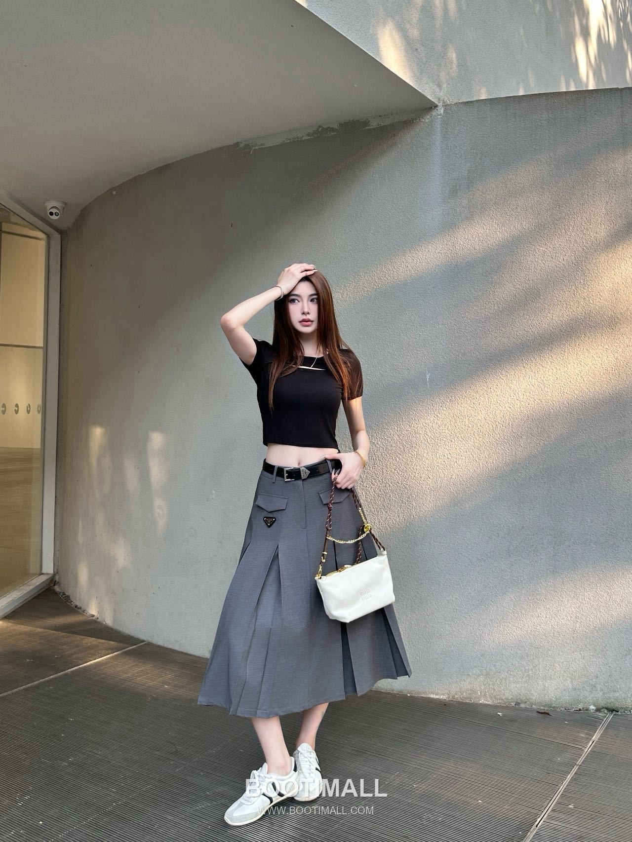 프라다 2026SS 기능성 패브릭 플리츠 벨티드 하이웨스트 A라인 미디 스커트 Prada 2026 SS Functional Fabric Pleated Belted High Waist A Line Midi Skirt 2