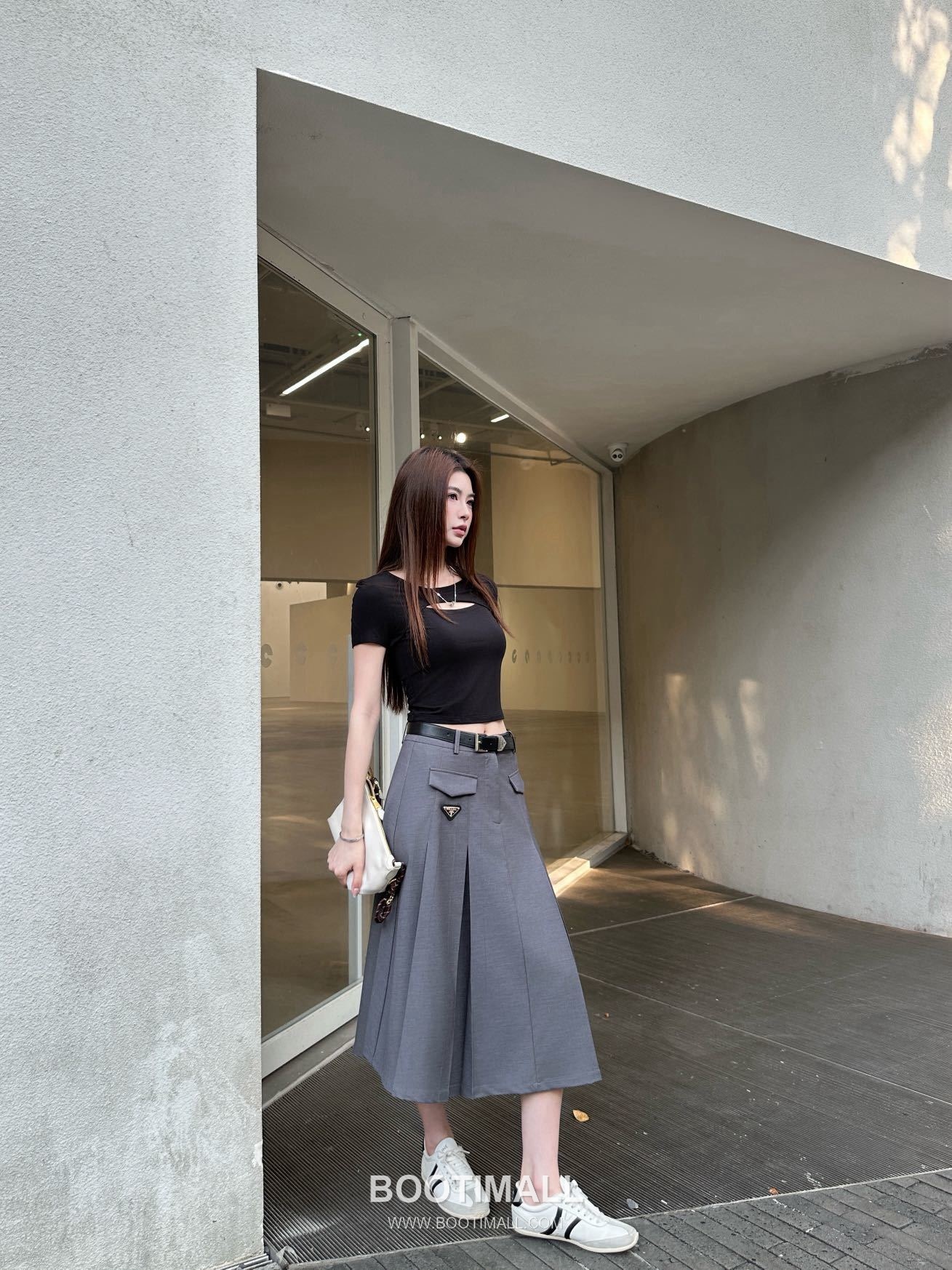프라다 2026SS 기능성 패브릭 플리츠 벨티드 하이웨스트 A라인 미디 스커트 Prada 2026 SS Functional Fabric Pleated Belted High Waist A Line Midi Skirt 3