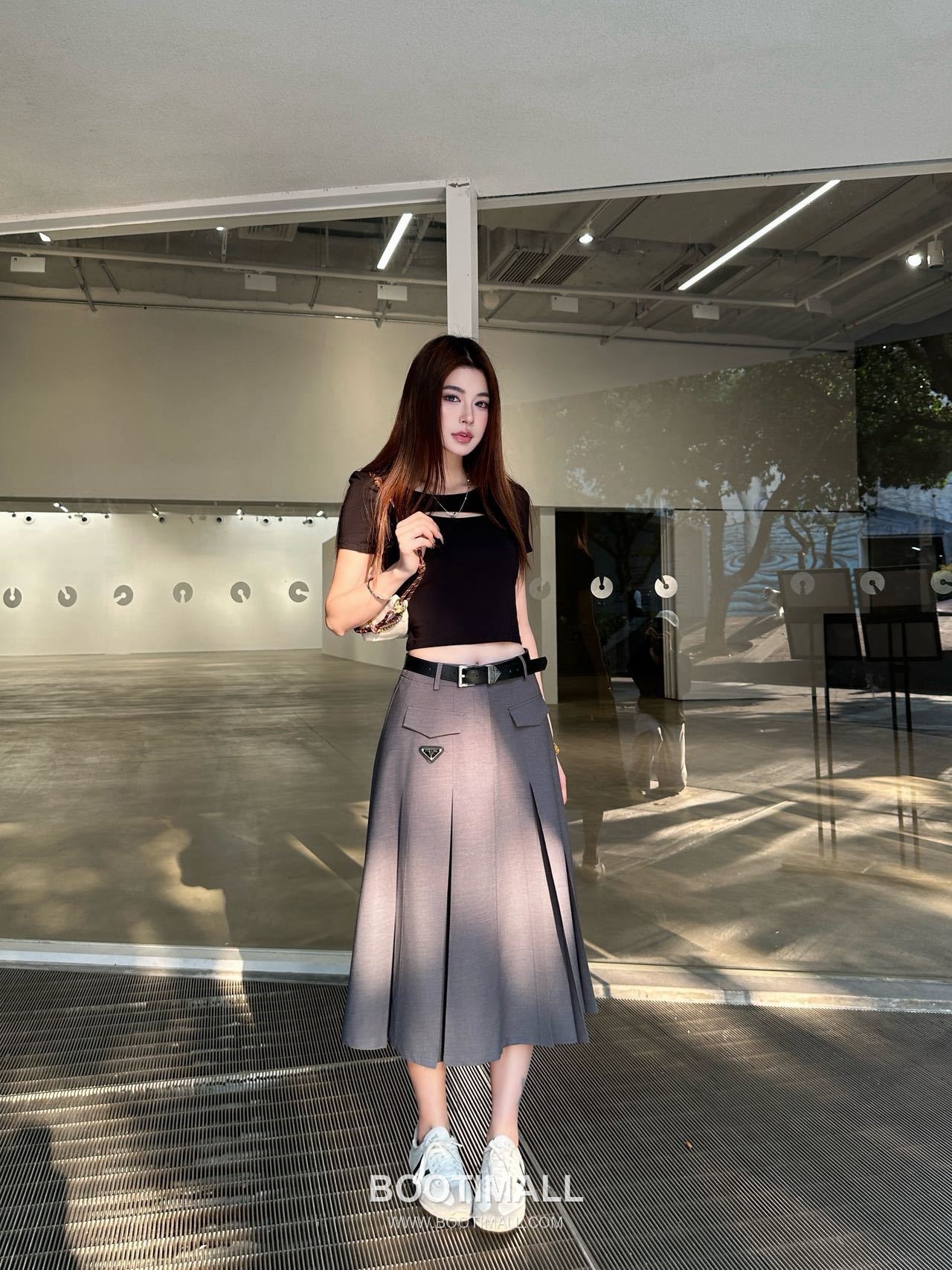 프라다 2026SS 기능성 패브릭 플리츠 벨티드 하이웨스트 A라인 미디 스커트 Prada 2026 SS Functional Fabric Pleated Belted High Waist A Line Midi Skirt 4