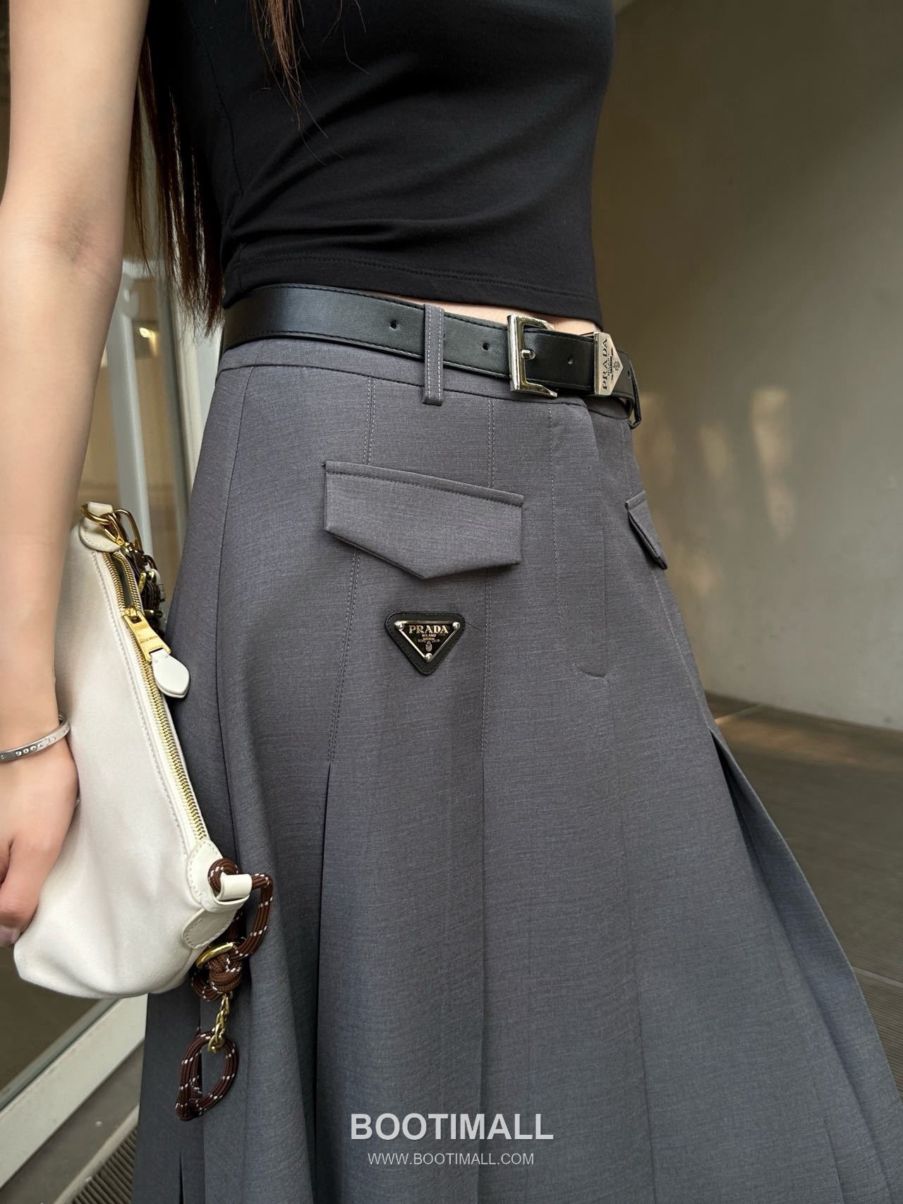프라다 2026SS 기능성 패브릭 플리츠 벨티드 하이웨스트 A라인 미디 스커트 Prada 2026 SS Functional Fabric Pleated Belted High Waist A Line Midi Skirt 7