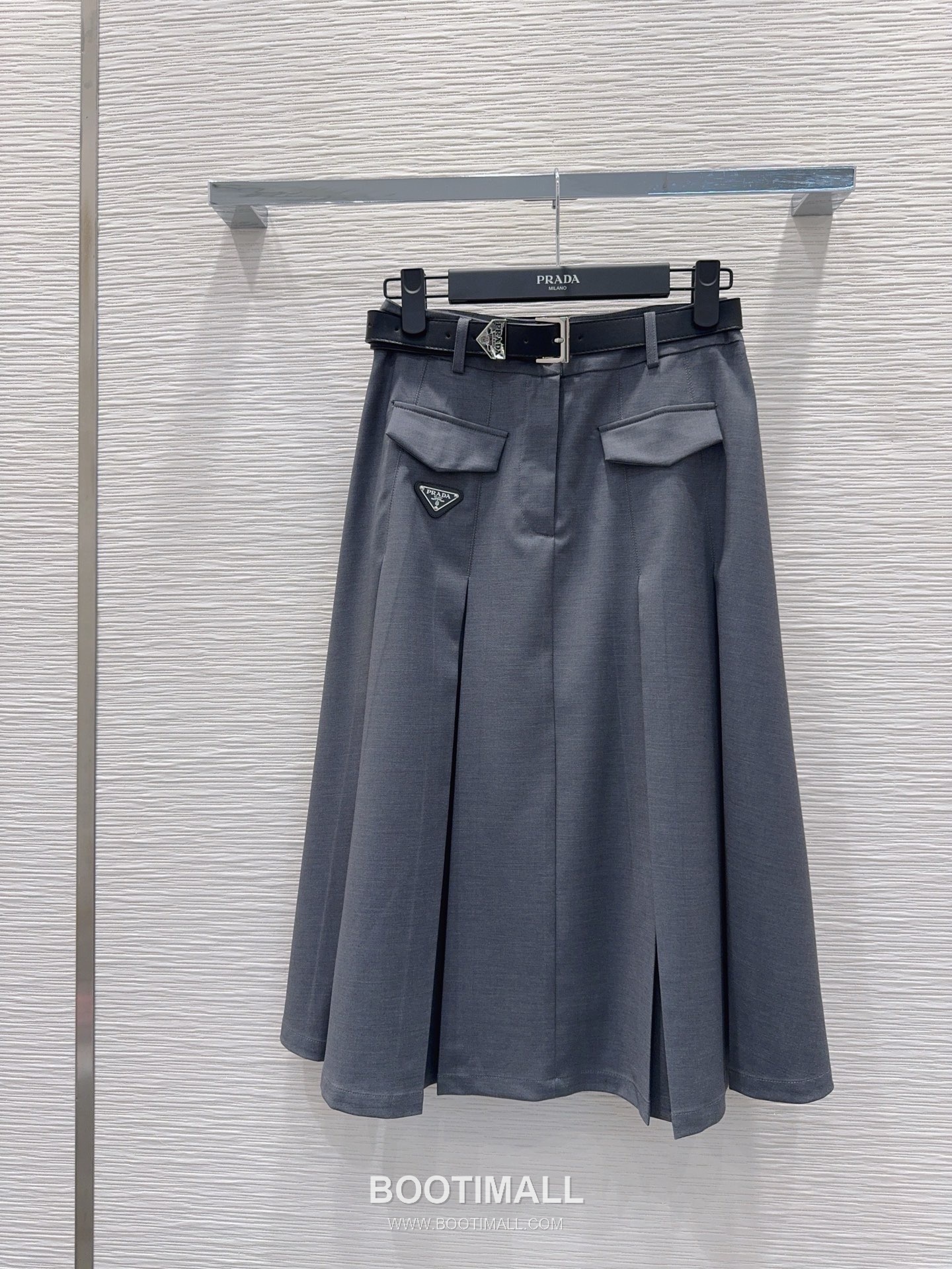 프라다 2026SS 기능성 패브릭 플리츠 벨티드 하이웨스트 A라인 미디 스커트 Prada 2026 SS Functional Fabric Pleated Belted High Waist A Line Midi Skirt 11
