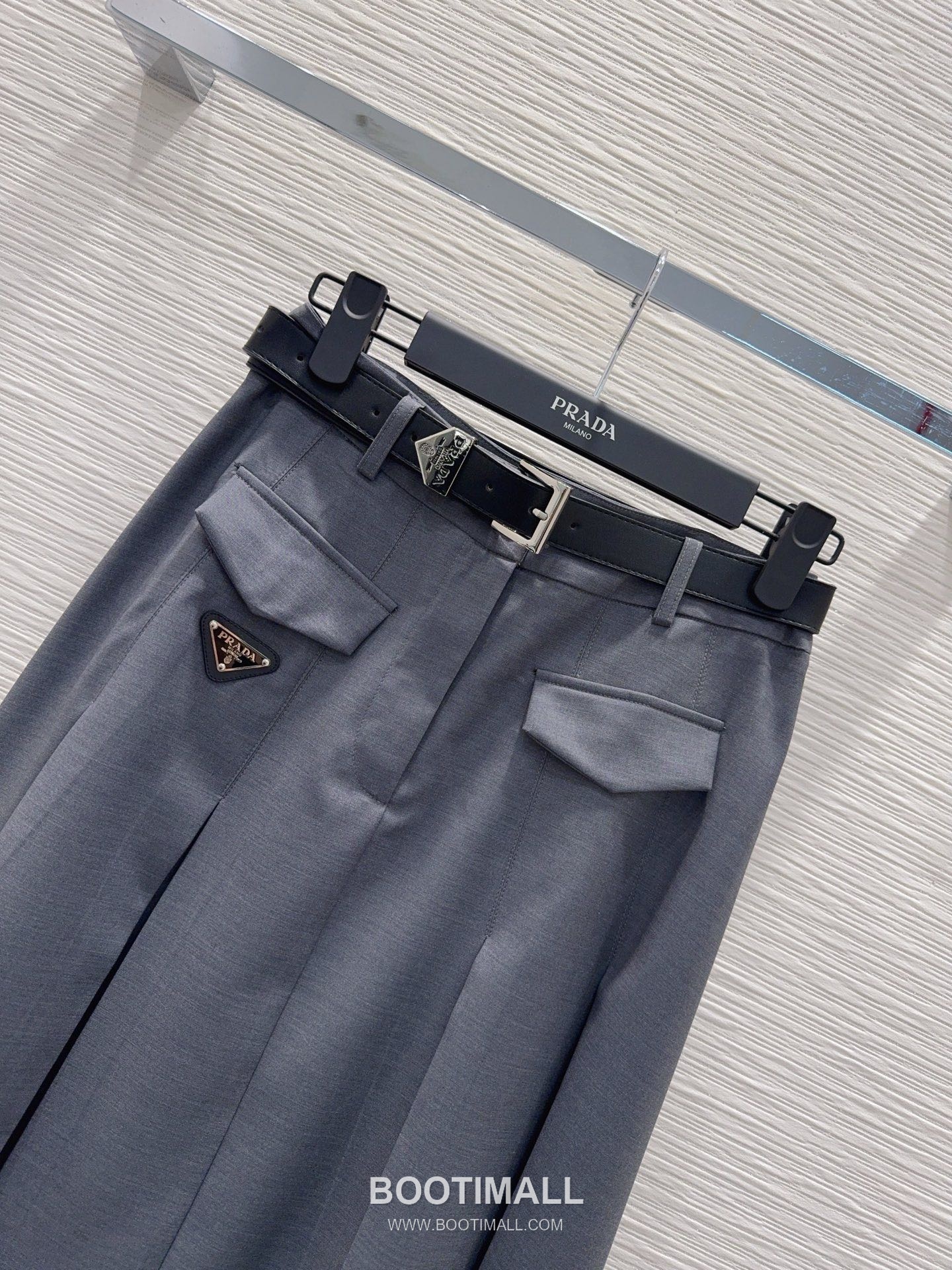 프라다 2026SS 기능성 패브릭 플리츠 벨티드 하이웨스트 A라인 미디 스커트 Prada 2026 SS Functional Fabric Pleated Belted High Waist A Line Midi Skirt 12