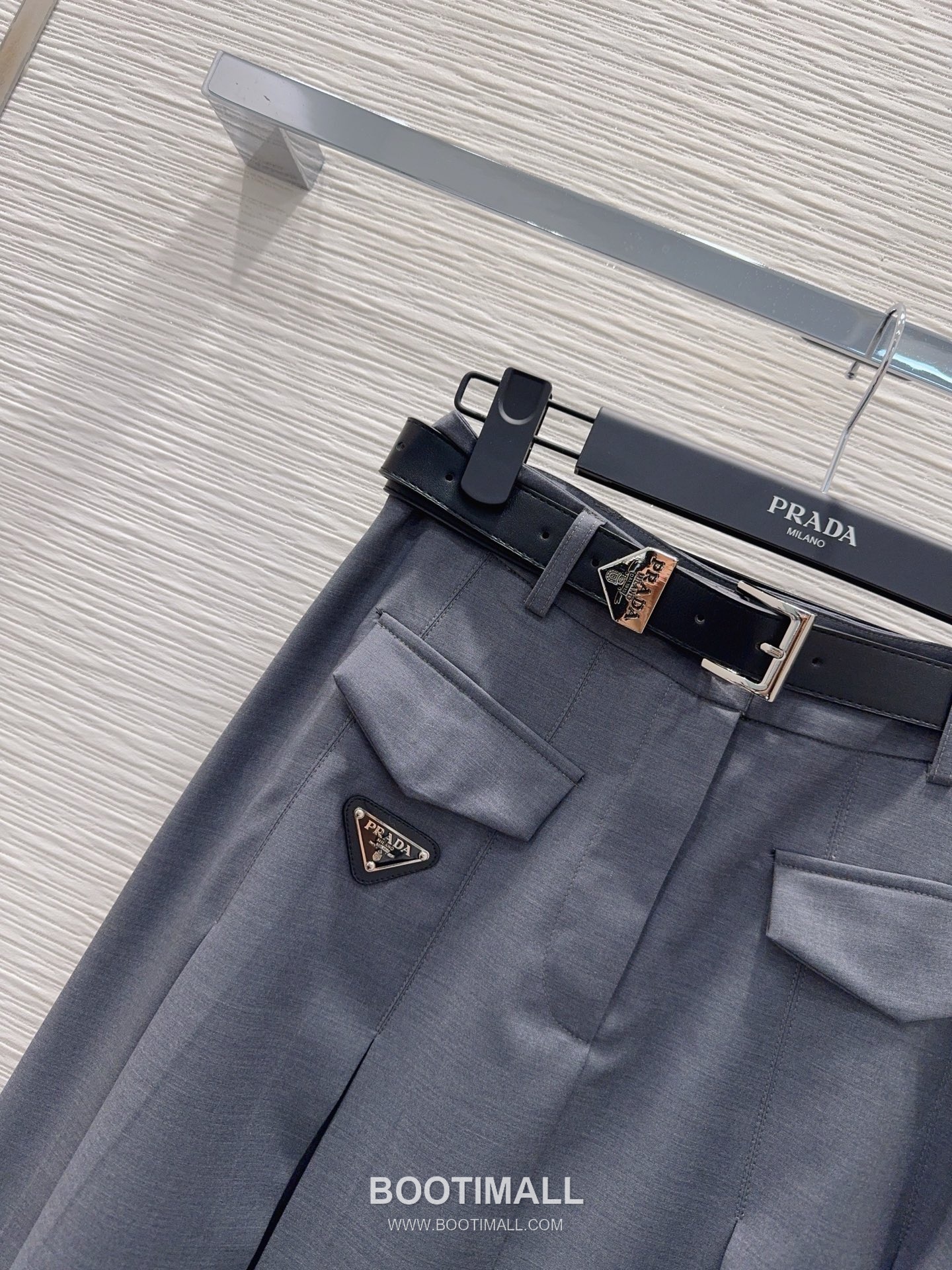 프라다 2026SS 기능성 패브릭 플리츠 벨티드 하이웨스트 A라인 미디 스커트 Prada 2026 SS Functional Fabric Pleated Belted High Waist A Line Midi Skirt 13