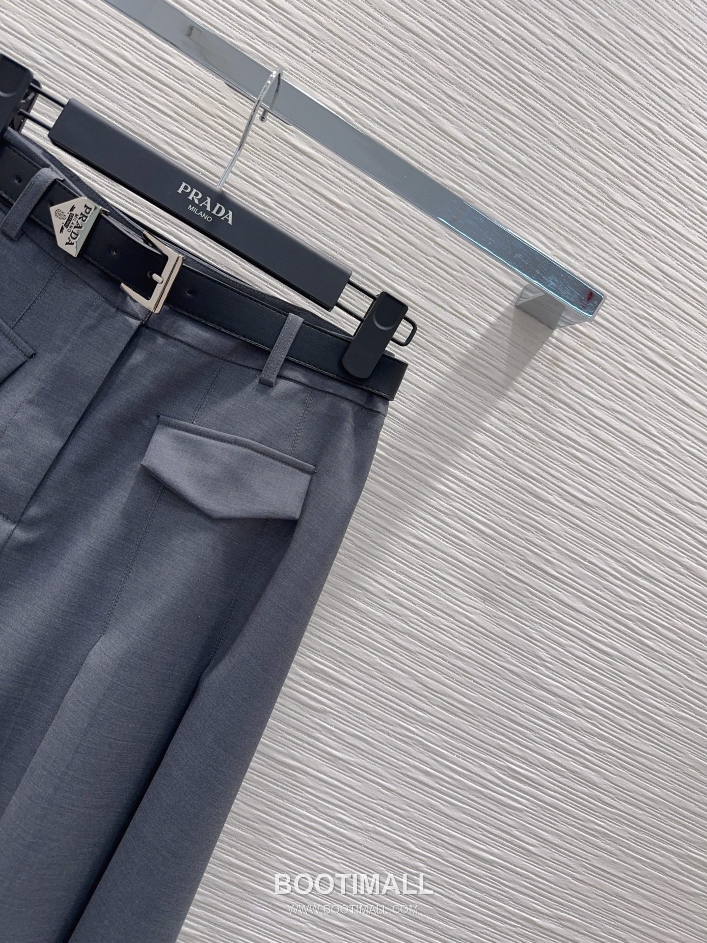 프라다 2026SS 기능성 패브릭 플리츠 벨티드 하이웨스트 A라인 미디 스커트 Prada 2026 SS Functional Fabric Pleated Belted High Waist A Line Midi Skirt 14