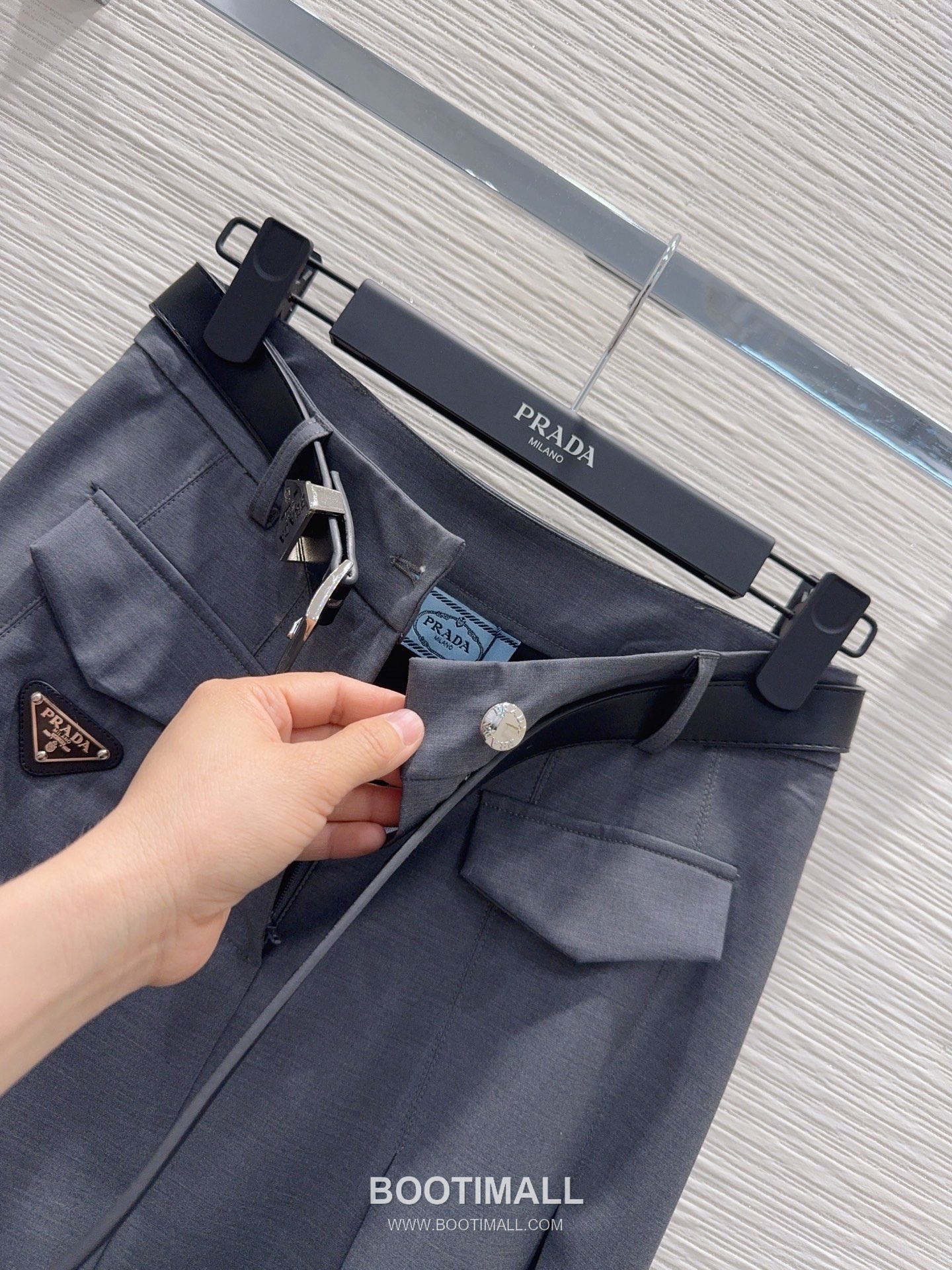 프라다 2026SS 기능성 패브릭 플리츠 벨티드 하이웨스트 A라인 미디 스커트 Prada 2026 SS Functional Fabric Pleated Belted High Waist A Line Midi Skirt 15