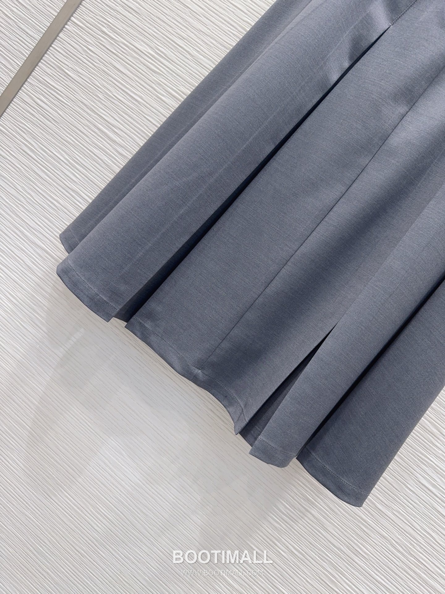 프라다 2026SS 기능성 패브릭 플리츠 벨티드 하이웨스트 A라인 미디 스커트 Prada 2026 SS Functional Fabric Pleated Belted High Waist A Line Midi Skirt 16