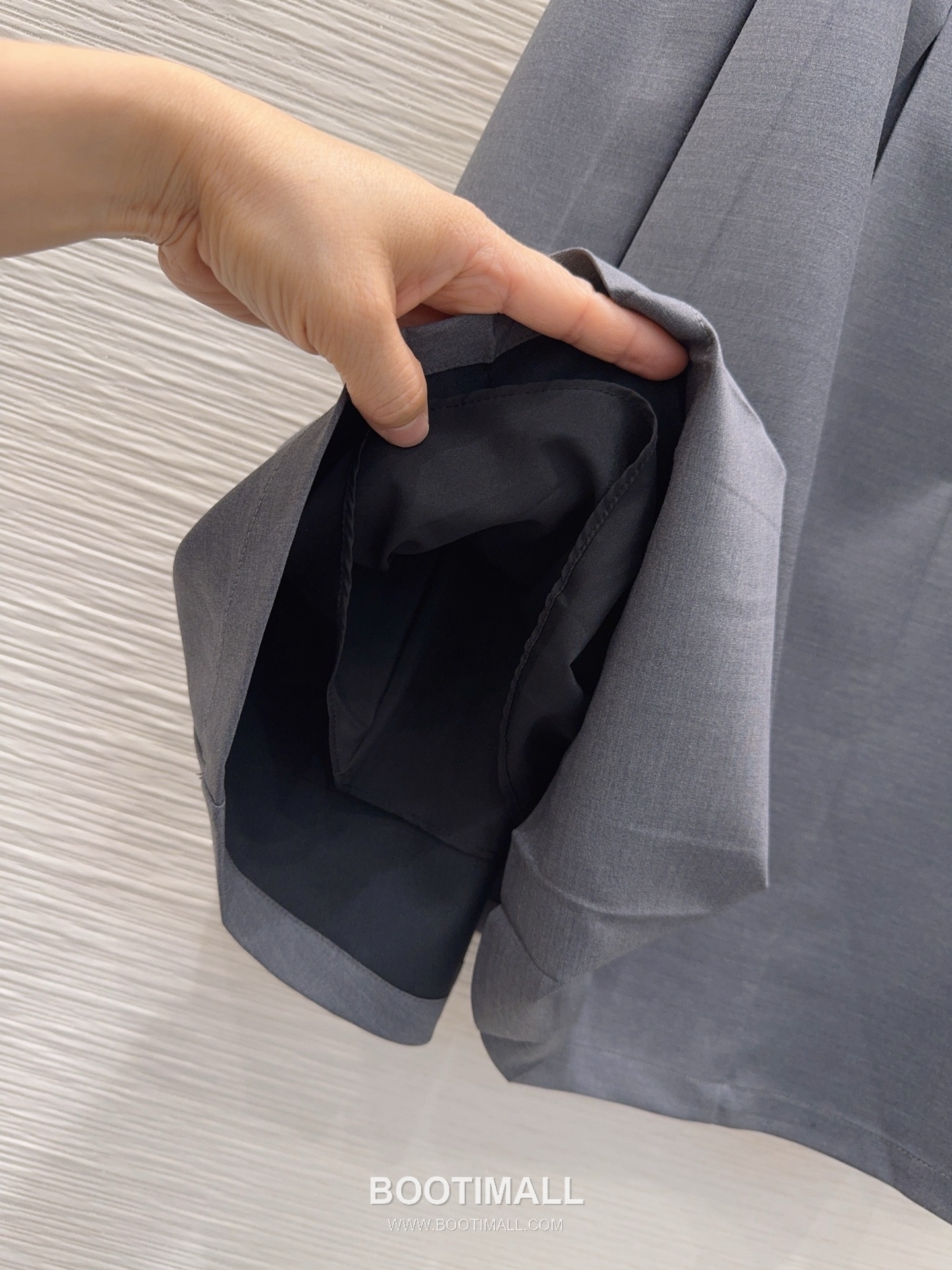 프라다 2026SS 기능성 패브릭 플리츠 벨티드 하이웨스트 A라인 미디 스커트 Prada 2026 SS Functional Fabric Pleated Belted High Waist A Line Midi Skirt 17