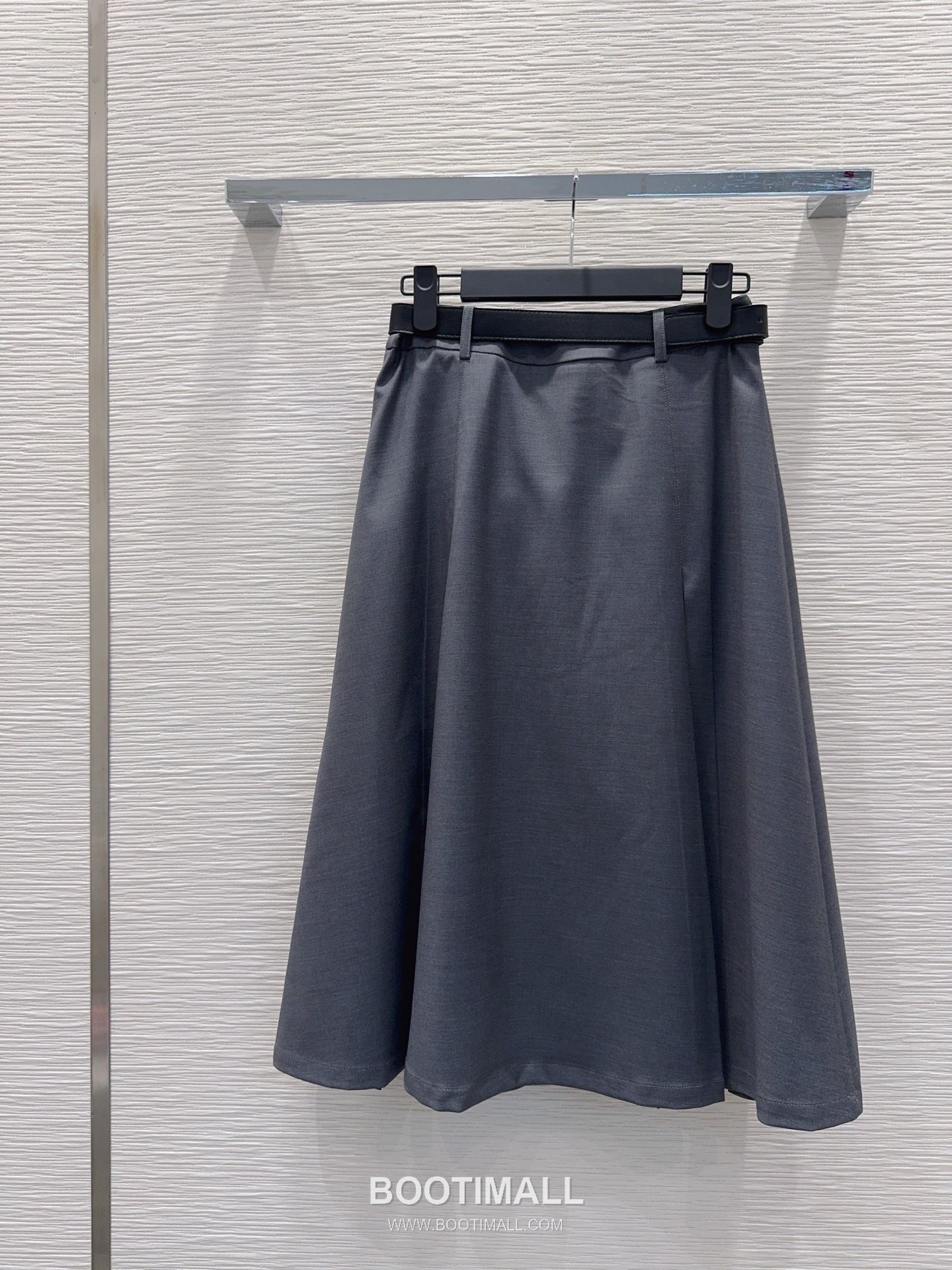 프라다 2026SS 기능성 패브릭 플리츠 벨티드 하이웨스트 A라인 미디 스커트 Prada 2026 SS Functional Fabric Pleated Belted High Waist A Line Midi Skirt 18