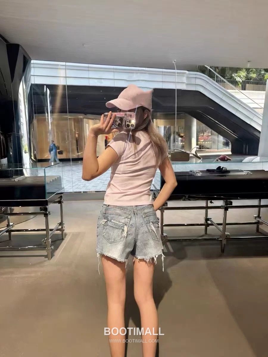 발렌시아가 2026SS 코튼 데님 디스트로이드 로고엠보싱 루즈핏 컷오프 쇼츠 Balenciaga 2026 SS Cotton Denim Distressed Logo Embossed Loose Fit Cut Off Shorts 3