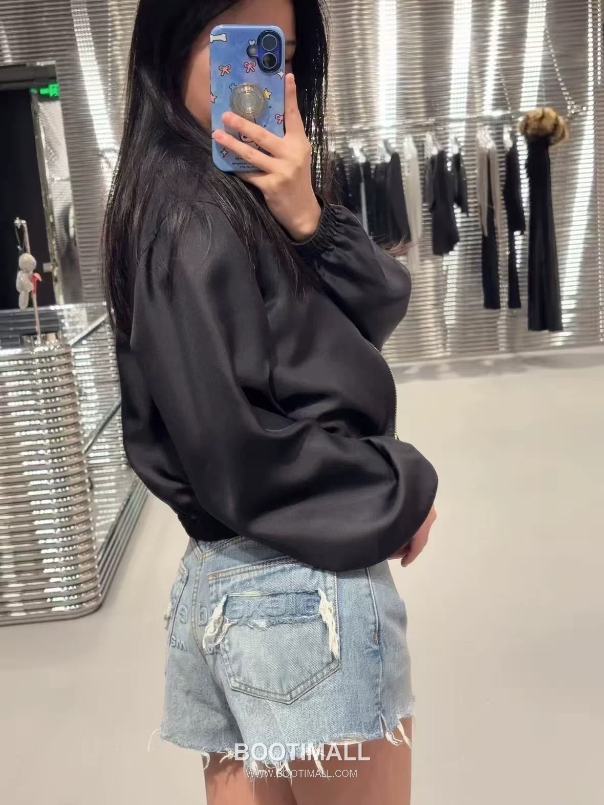 발렌시아가 2026SS 코튼 데님 디스트로이드 로고엠보싱 루즈핏 컷오프 쇼츠 Balenciaga 2026 SS Cotton Denim Distressed Logo Embossed Loose Fit Cut Off Shorts 4