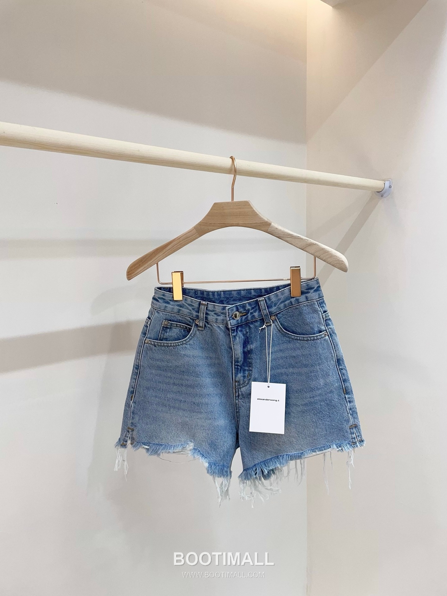 발렌시아가 2026SS 코튼 데님 디스트로이드 로고엠보싱 루즈핏 컷오프 쇼츠 Balenciaga 2026 SS Cotton Denim Distressed Logo Embossed Loose Fit Cut Off Shorts 5