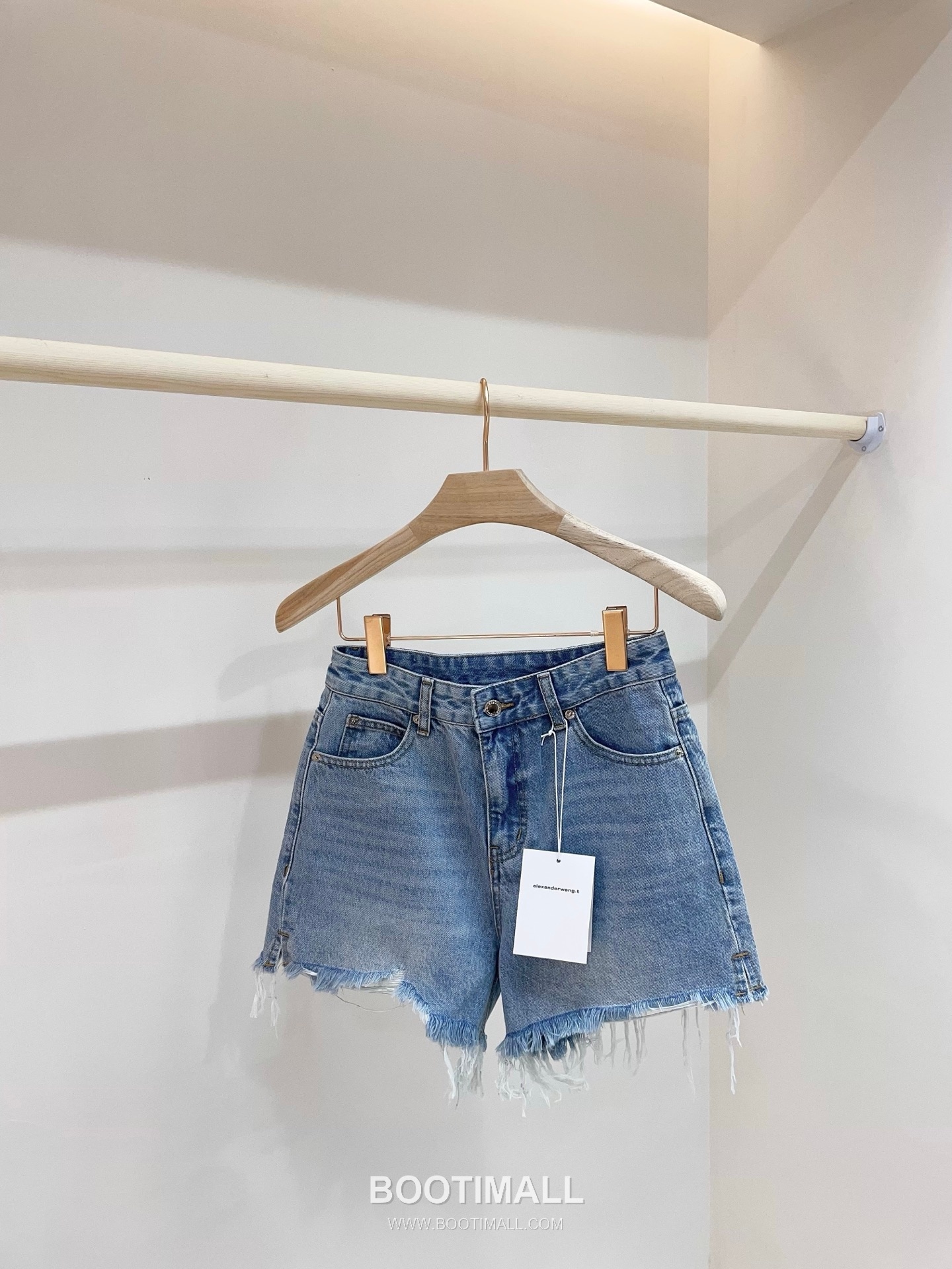 발렌시아가 2026SS 코튼 데님 디스트로이드 로고엠보싱 루즈핏 컷오프 쇼츠 Balenciaga 2026 SS Cotton Denim Distressed Logo Embossed Loose Fit Cut Off Shorts 6