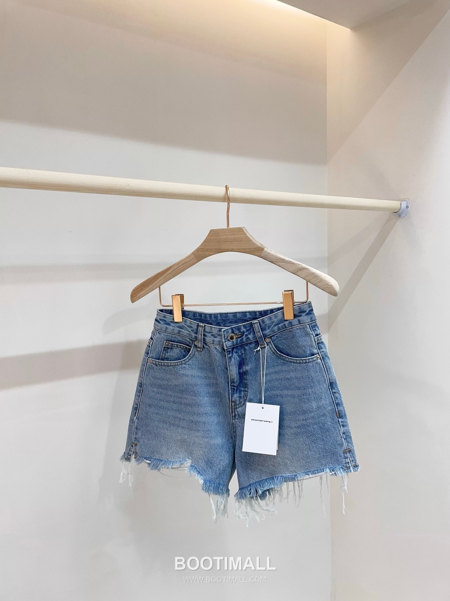 발렌시아가 2026SS 코튼 데님 디스트로이드 로고엠보싱 루즈핏 컷오프 쇼츠 Balenciaga 2026 SS Cotton Denim Distressed Logo Embossed Loose Fit Cut Off Shorts 7