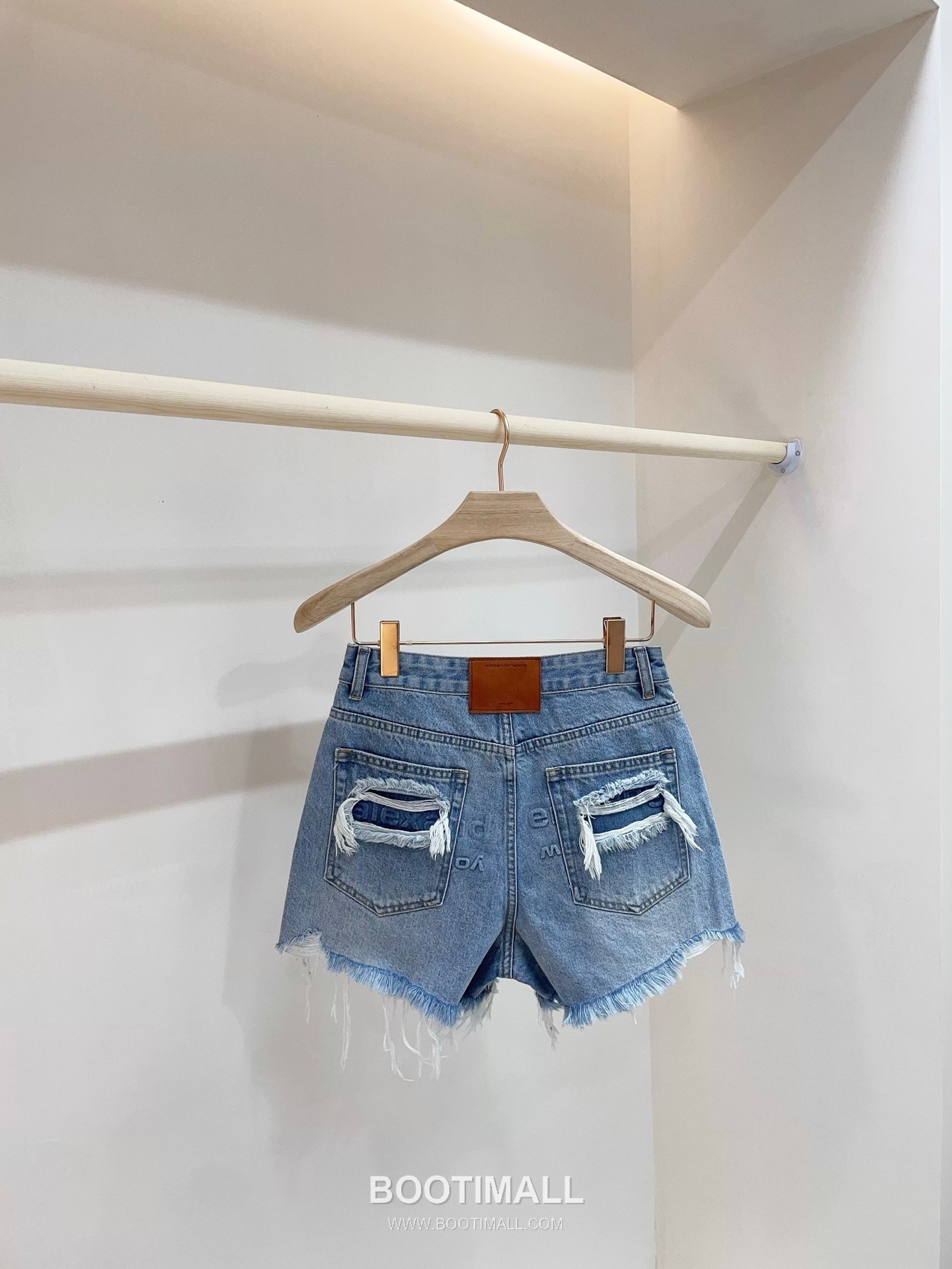 발렌시아가 2026SS 코튼 데님 디스트로이드 로고엠보싱 루즈핏 컷오프 쇼츠 Balenciaga 2026 SS Cotton Denim Distressed Logo Embossed Loose Fit Cut Off Shorts 8