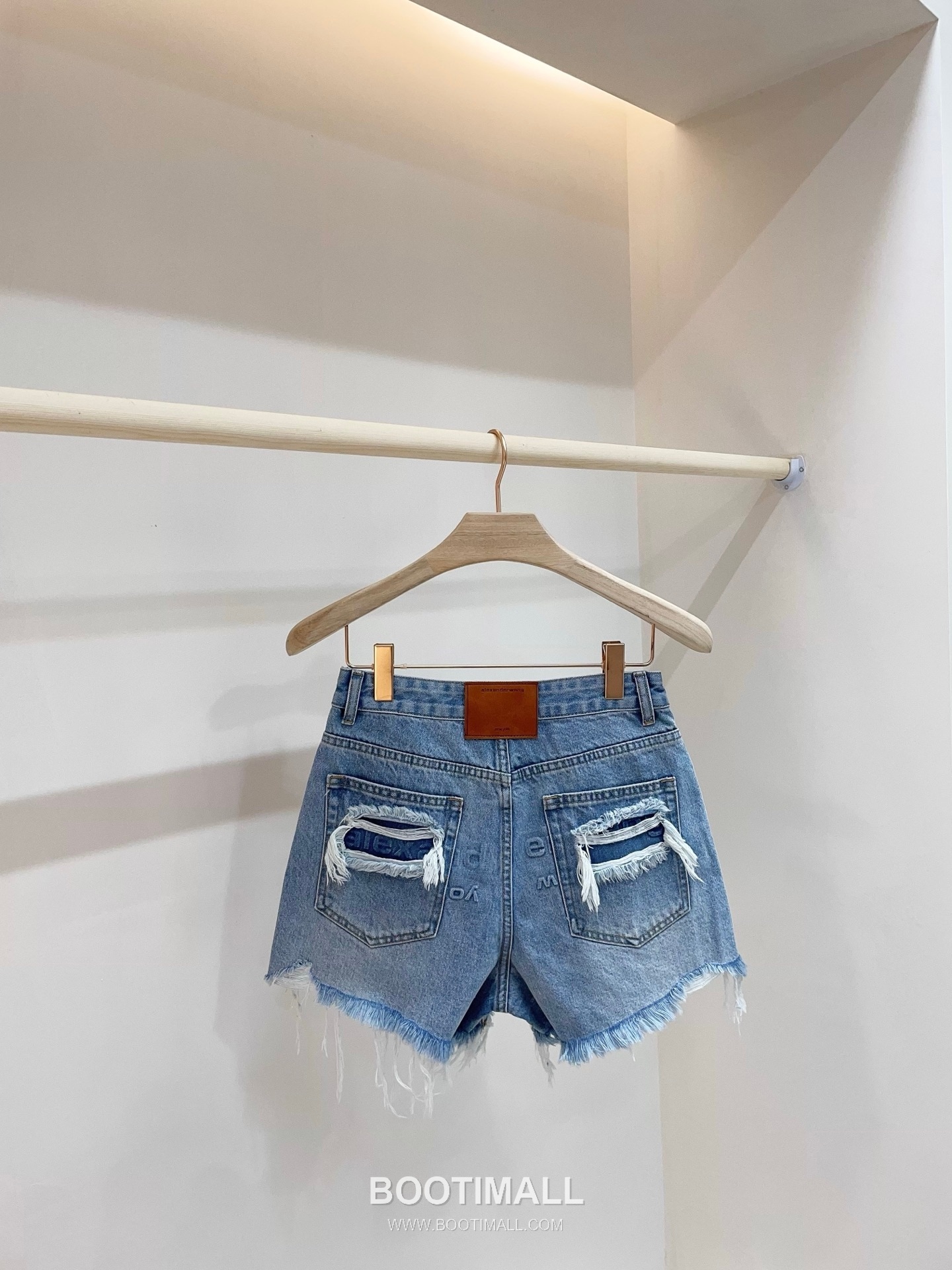 발렌시아가 2026SS 코튼 데님 디스트로이드 로고엠보싱 루즈핏 컷오프 쇼츠 Balenciaga 2026 SS Cotton Denim Distressed Logo Embossed Loose Fit Cut Off Shorts 9