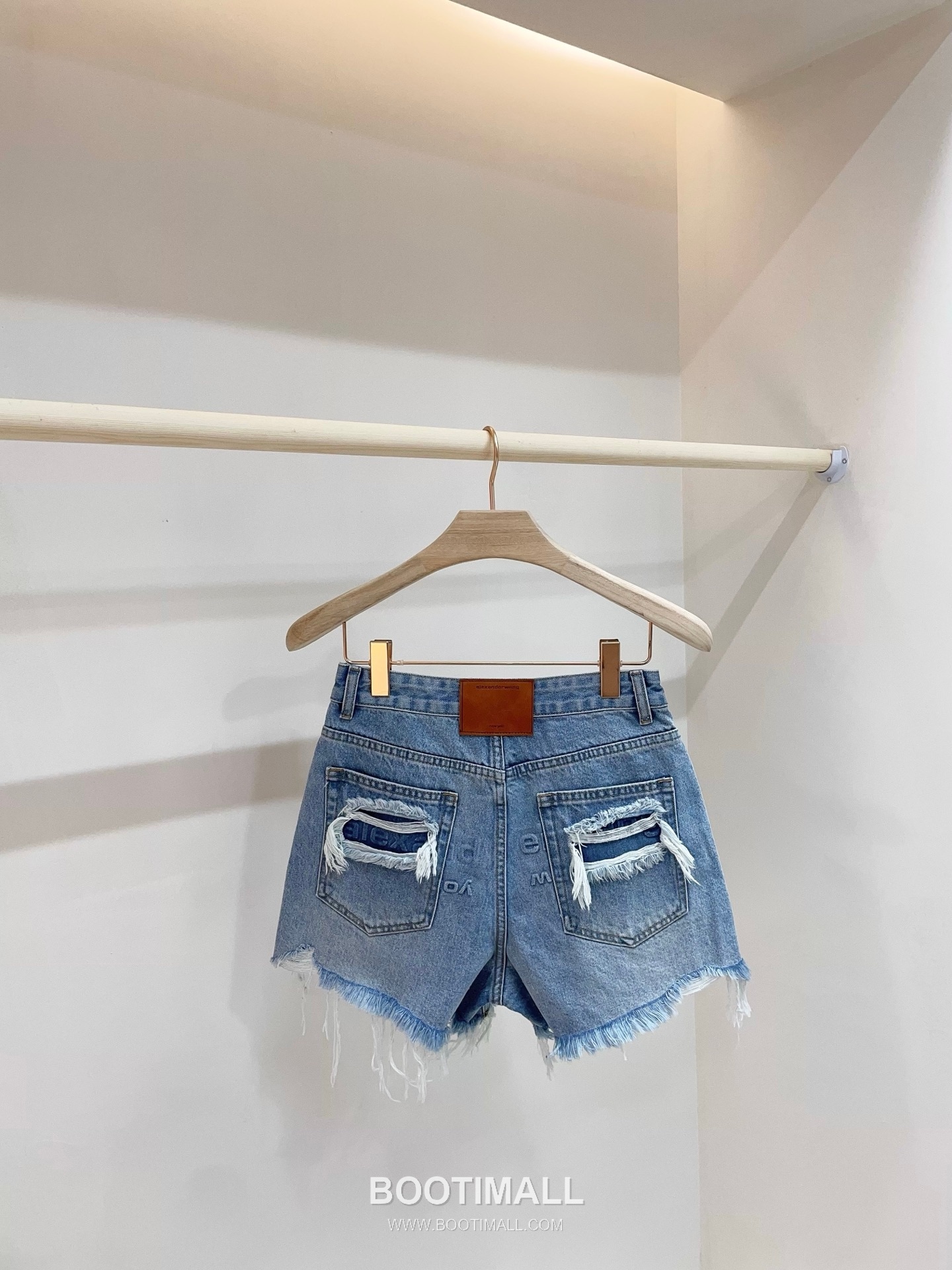 발렌시아가 2026SS 코튼 데님 디스트로이드 로고엠보싱 루즈핏 컷오프 쇼츠 Balenciaga 2026 SS Cotton Denim Distressed Logo Embossed Loose Fit Cut Off Shorts 10