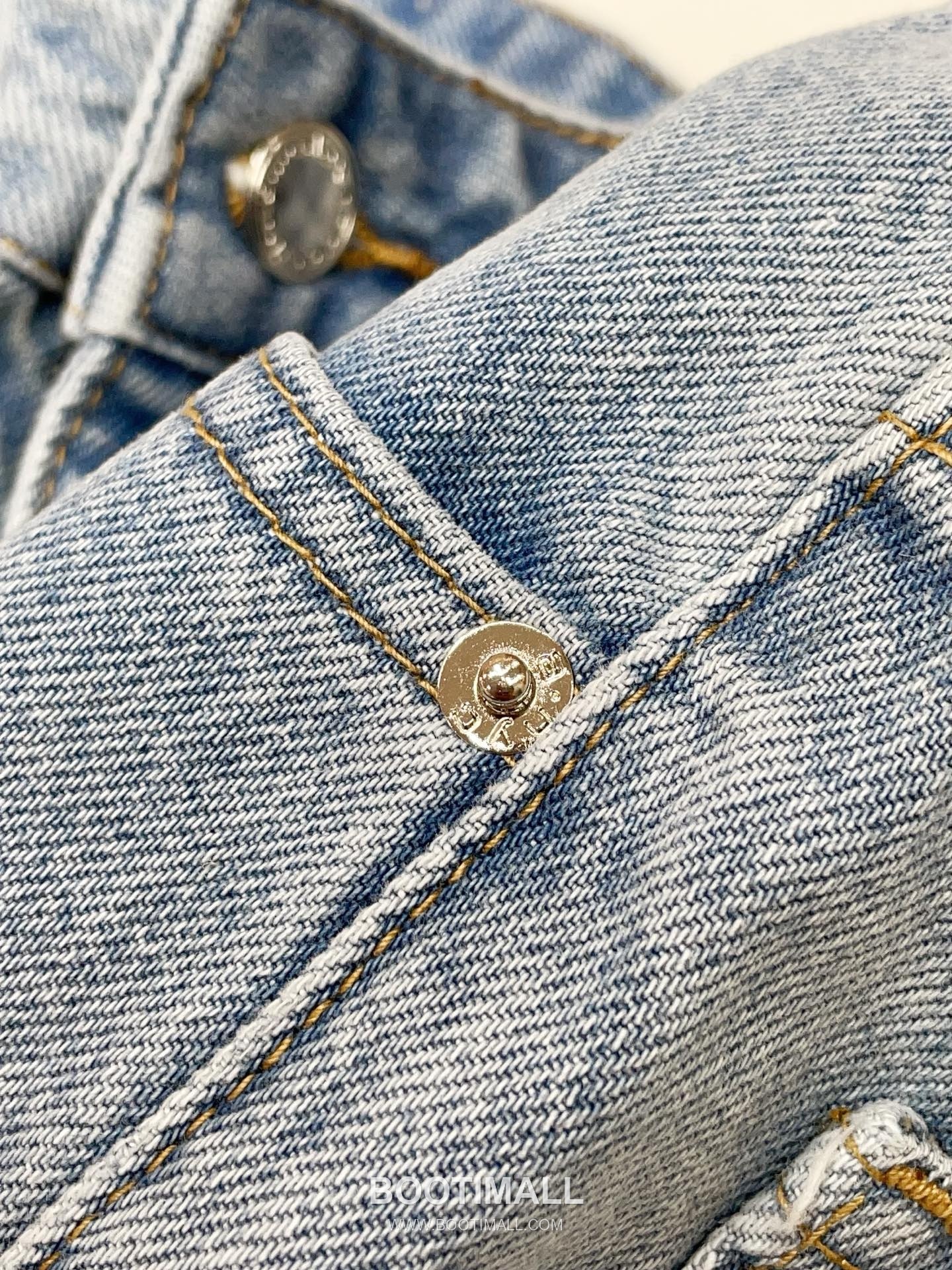 발렌시아가 2026SS 코튼 데님 디스트로이드 로고엠보싱 루즈핏 컷오프 쇼츠 Balenciaga 2026 SS Cotton Denim Distressed Logo Embossed Loose Fit Cut Off Shorts 12