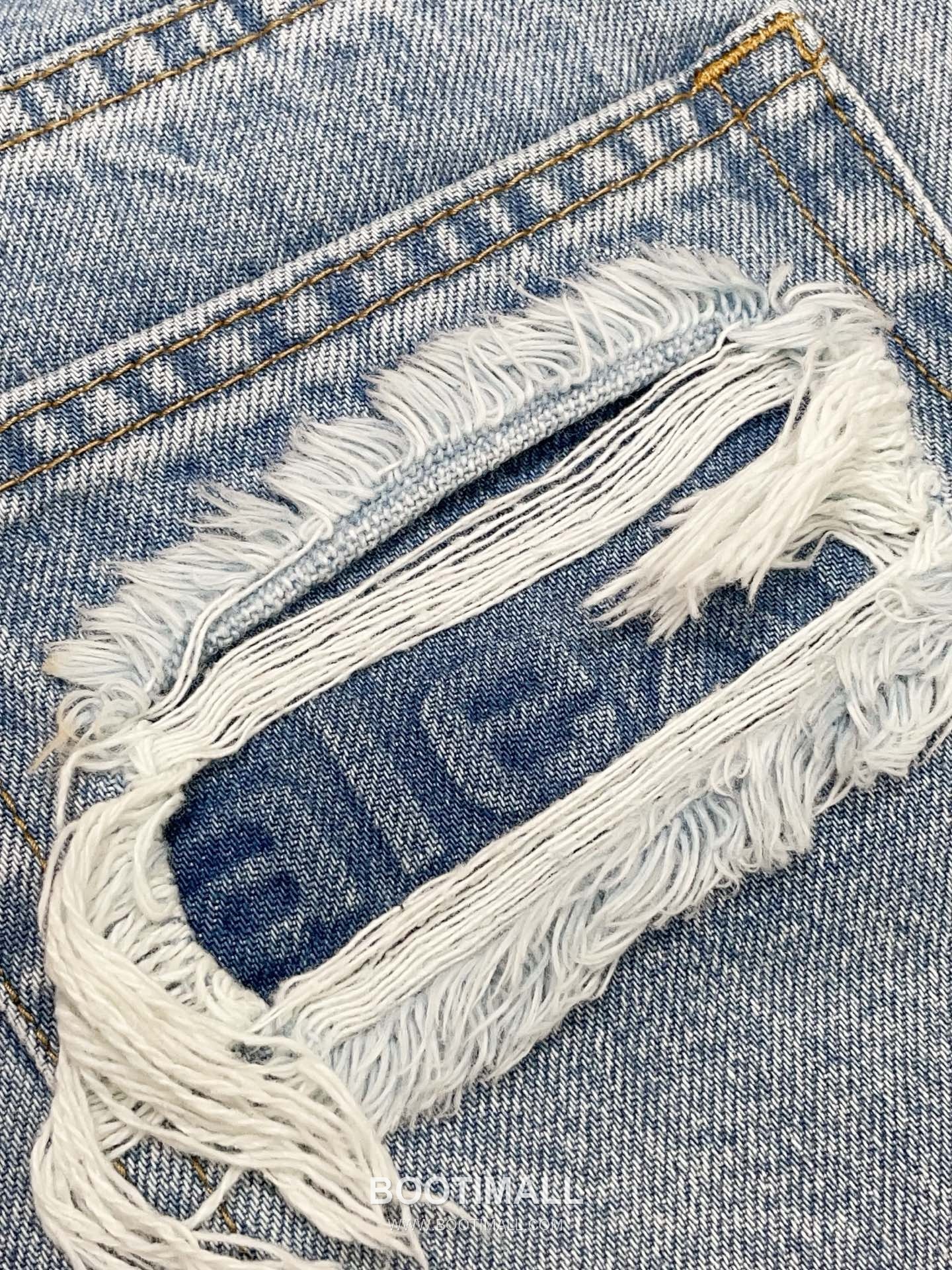 발렌시아가 2026SS 코튼 데님 디스트로이드 로고엠보싱 루즈핏 컷오프 쇼츠 Balenciaga 2026 SS Cotton Denim Distressed Logo Embossed Loose Fit Cut Off Shorts 14