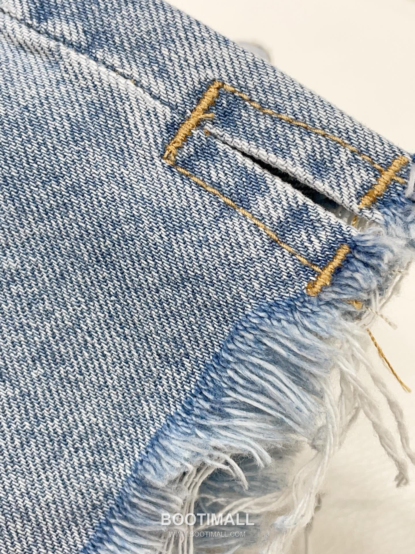 발렌시아가 2026SS 코튼 데님 디스트로이드 로고엠보싱 루즈핏 컷오프 쇼츠 Balenciaga 2026 SS Cotton Denim Distressed Logo Embossed Loose Fit Cut Off Shorts 16