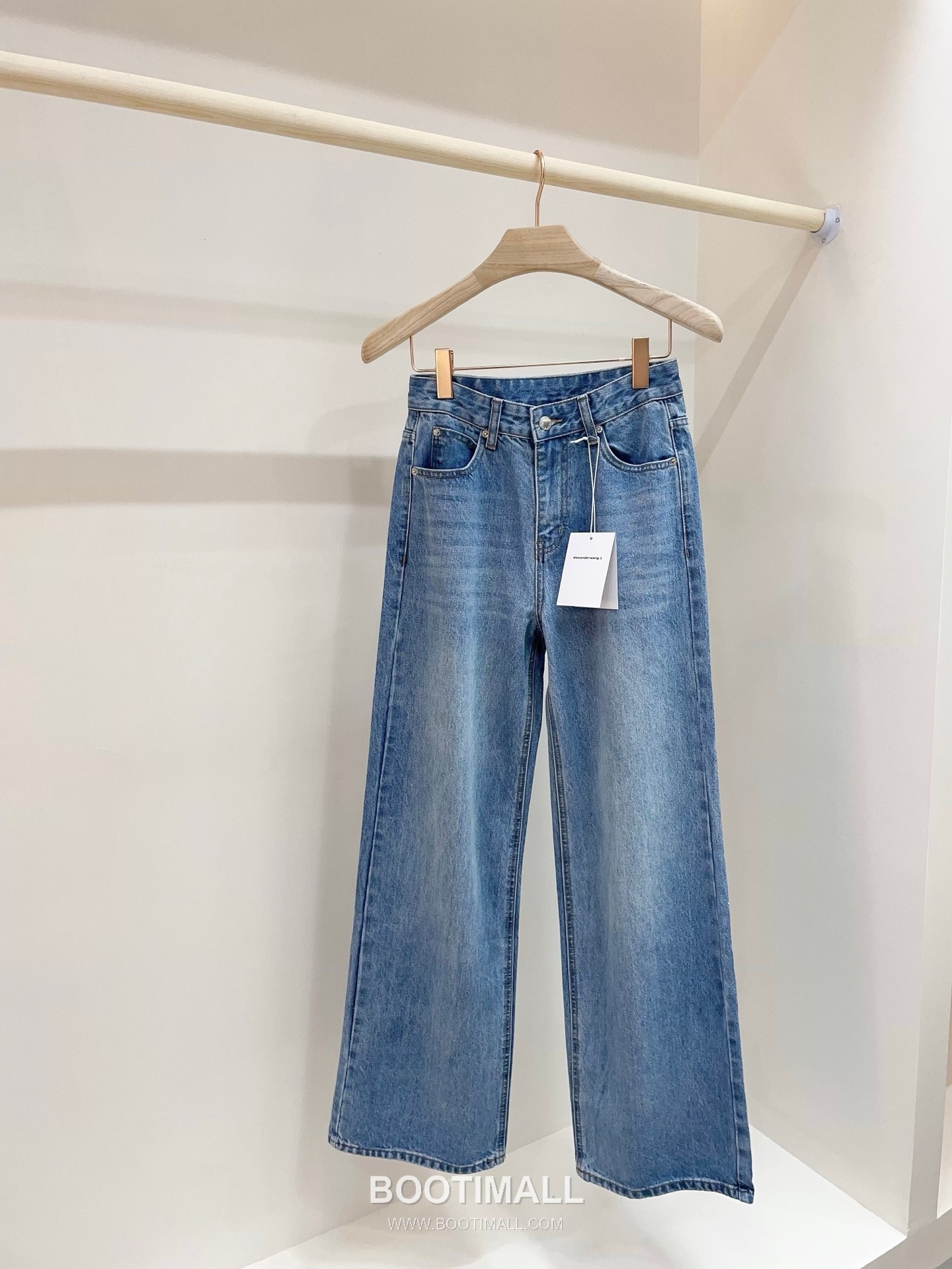 발렌시아가 2026SS 코튼 데님 디스트로이드 로고엠보싱 와이드핏 스트레이트 롱팬츠 Balenciaga 2026 SS Cotton Denim Distressed Logo Embossed Wide Fit Straight Long Pants 8