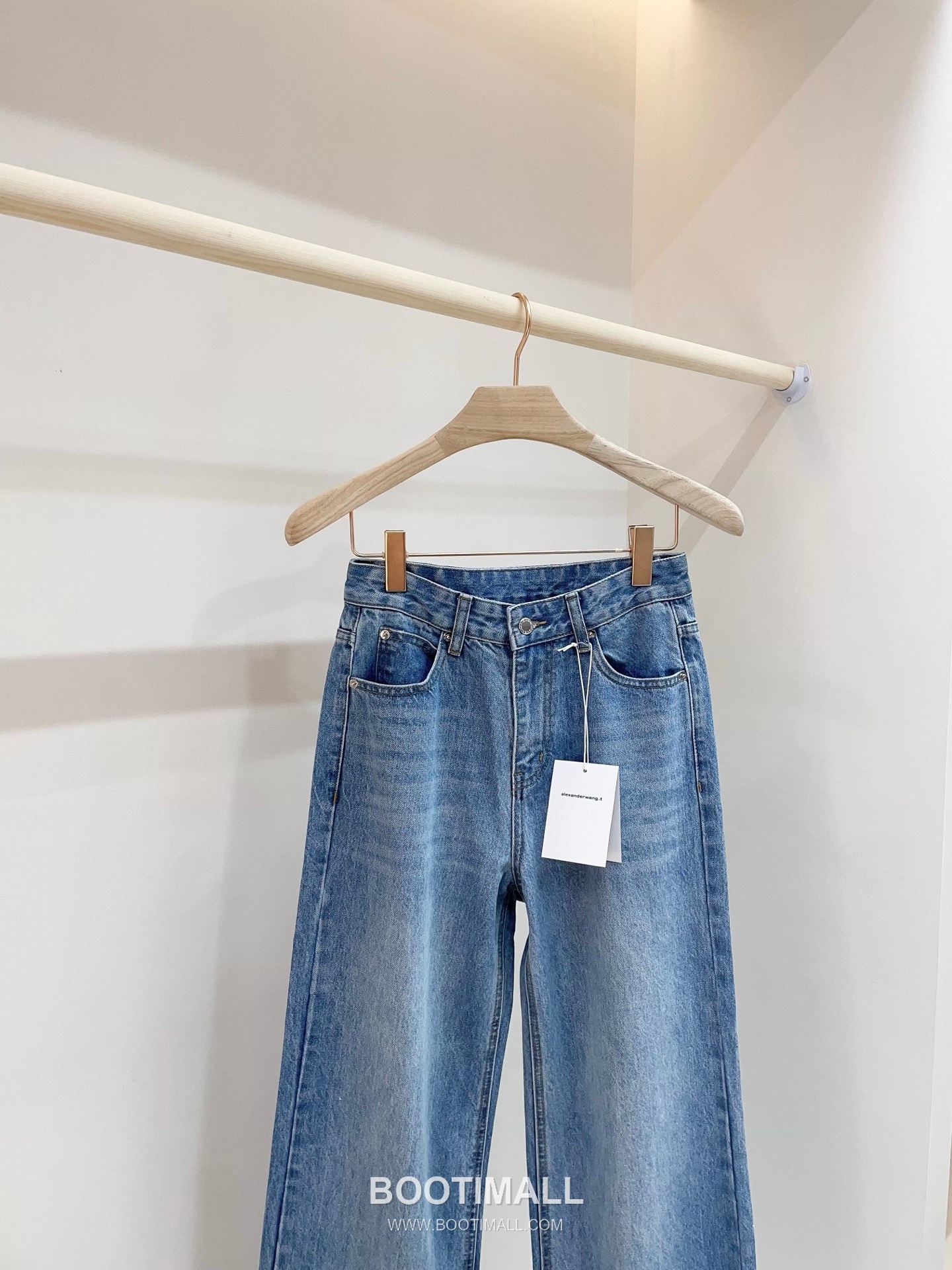발렌시아가 2026SS 코튼 데님 디스트로이드 로고엠보싱 와이드핏 스트레이트 롱팬츠 Balenciaga 2026 SS Cotton Denim Distressed Logo Embossed Wide Fit Straight Long Pants 9