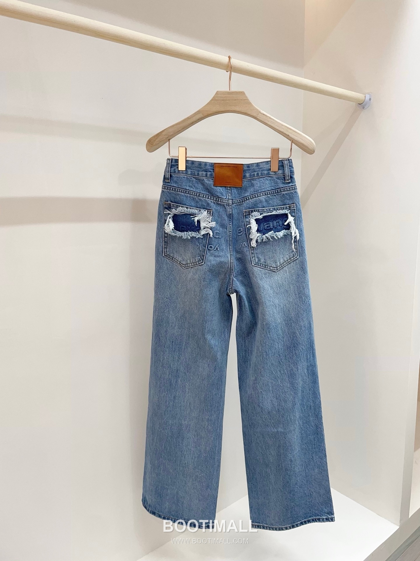 발렌시아가 2026SS 코튼 데님 디스트로이드 로고엠보싱 와이드핏 스트레이트 롱팬츠 Balenciaga 2026 SS Cotton Denim Distressed Logo Embossed Wide Fit Straight Long Pants 10