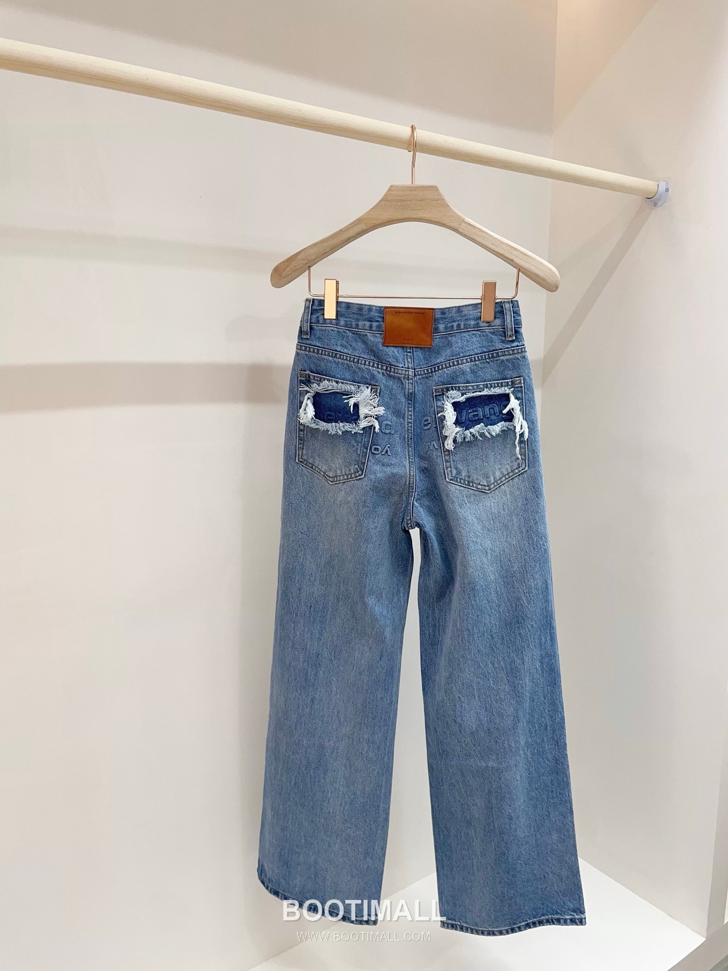 발렌시아가 2026SS 코튼 데님 디스트로이드 로고엠보싱 와이드핏 스트레이트 롱팬츠 Balenciaga 2026 SS Cotton Denim Distressed Logo Embossed Wide Fit Straight Long Pants 11