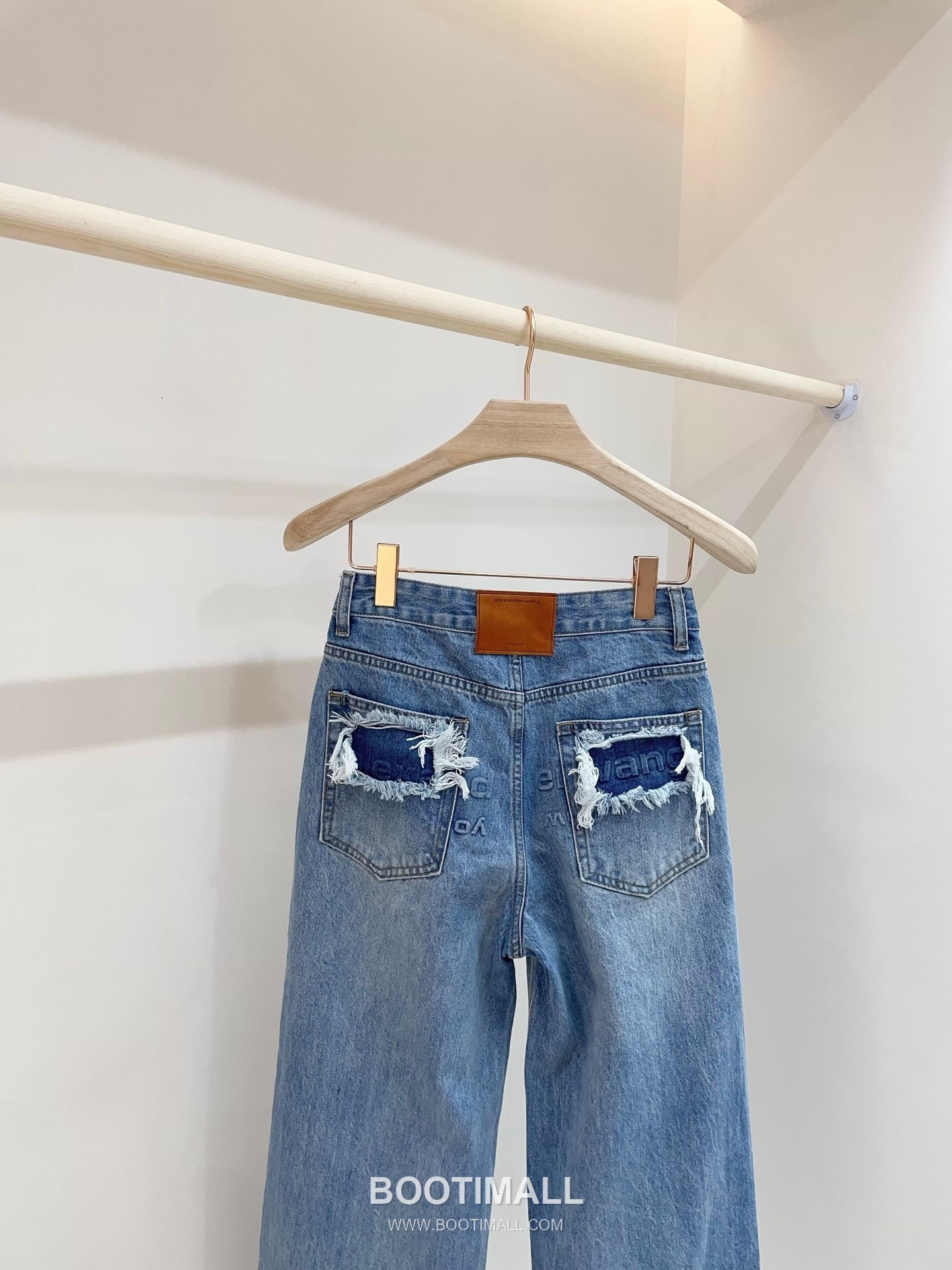 발렌시아가 2026SS 코튼 데님 디스트로이드 로고엠보싱 와이드핏 스트레이트 롱팬츠 Balenciaga 2026 SS Cotton Denim Distressed Logo Embossed Wide Fit Straight Long Pants 12