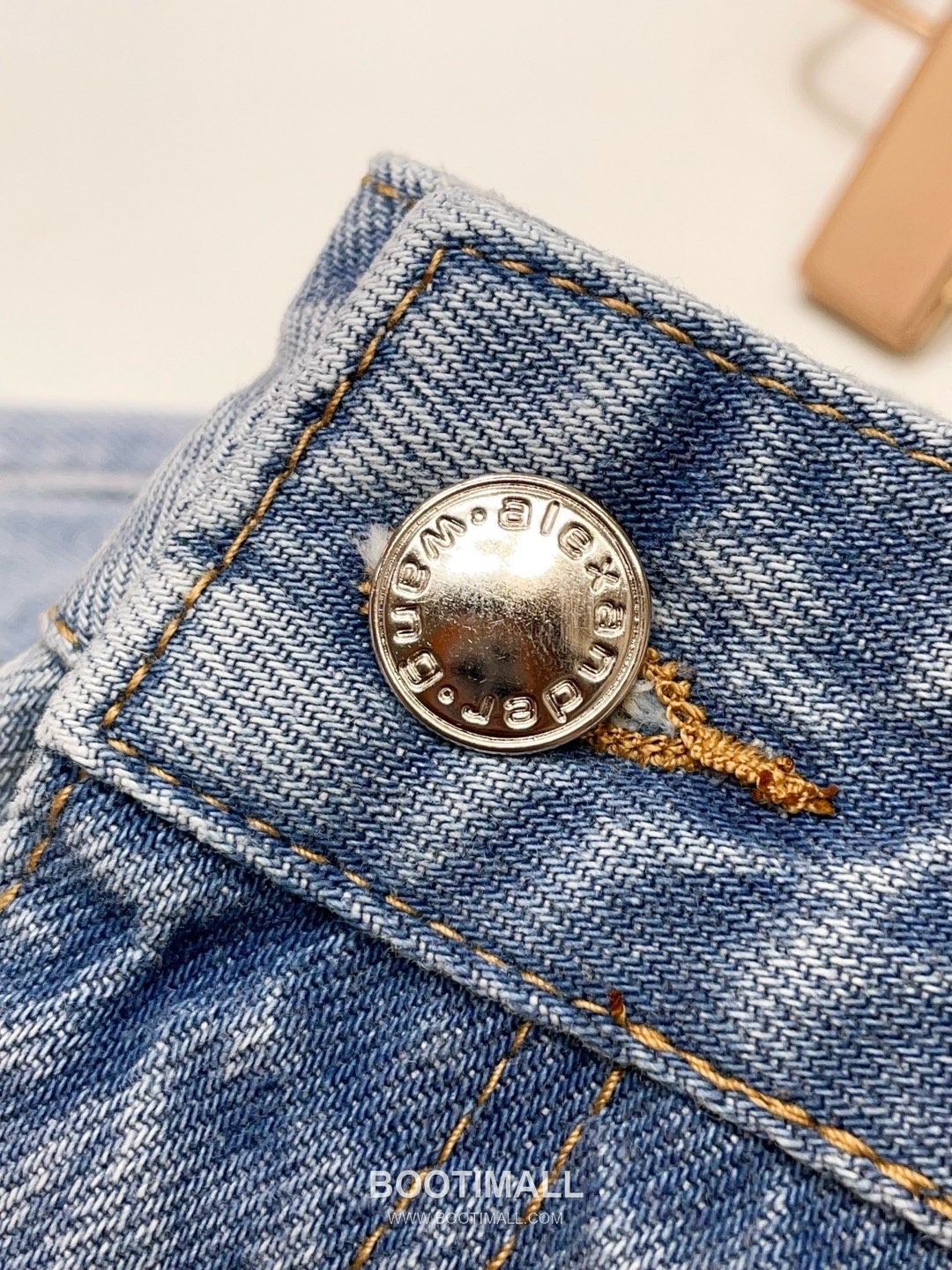 발렌시아가 2026SS 코튼 데님 디스트로이드 로고엠보싱 와이드핏 스트레이트 롱팬츠 Balenciaga 2026 SS Cotton Denim Distressed Logo Embossed Wide Fit Straight Long Pants 13