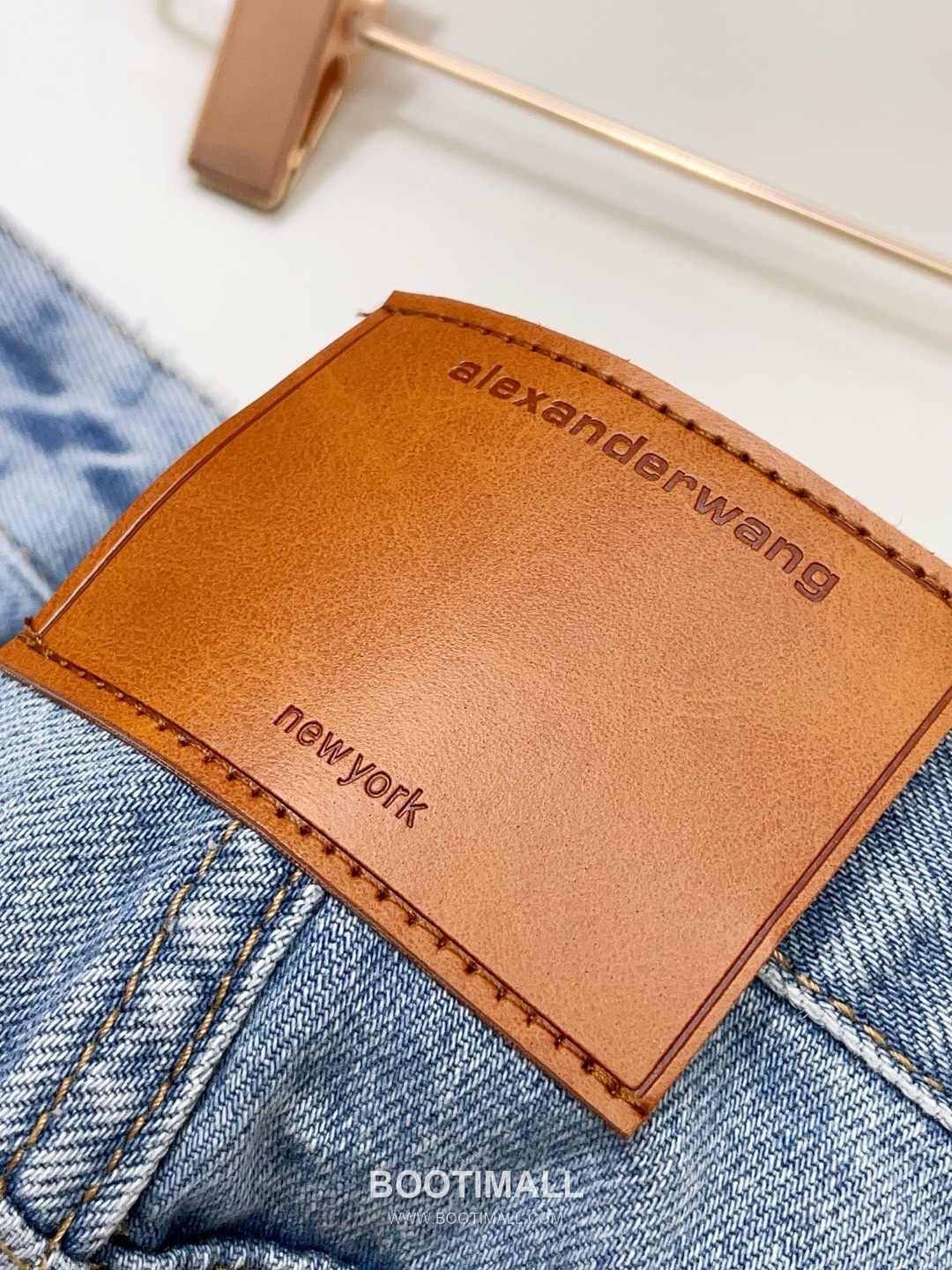 발렌시아가 2026SS 코튼 데님 디스트로이드 로고엠보싱 와이드핏 스트레이트 롱팬츠 Balenciaga 2026 SS Cotton Denim Distressed Logo Embossed Wide Fit Straight Long Pants 15