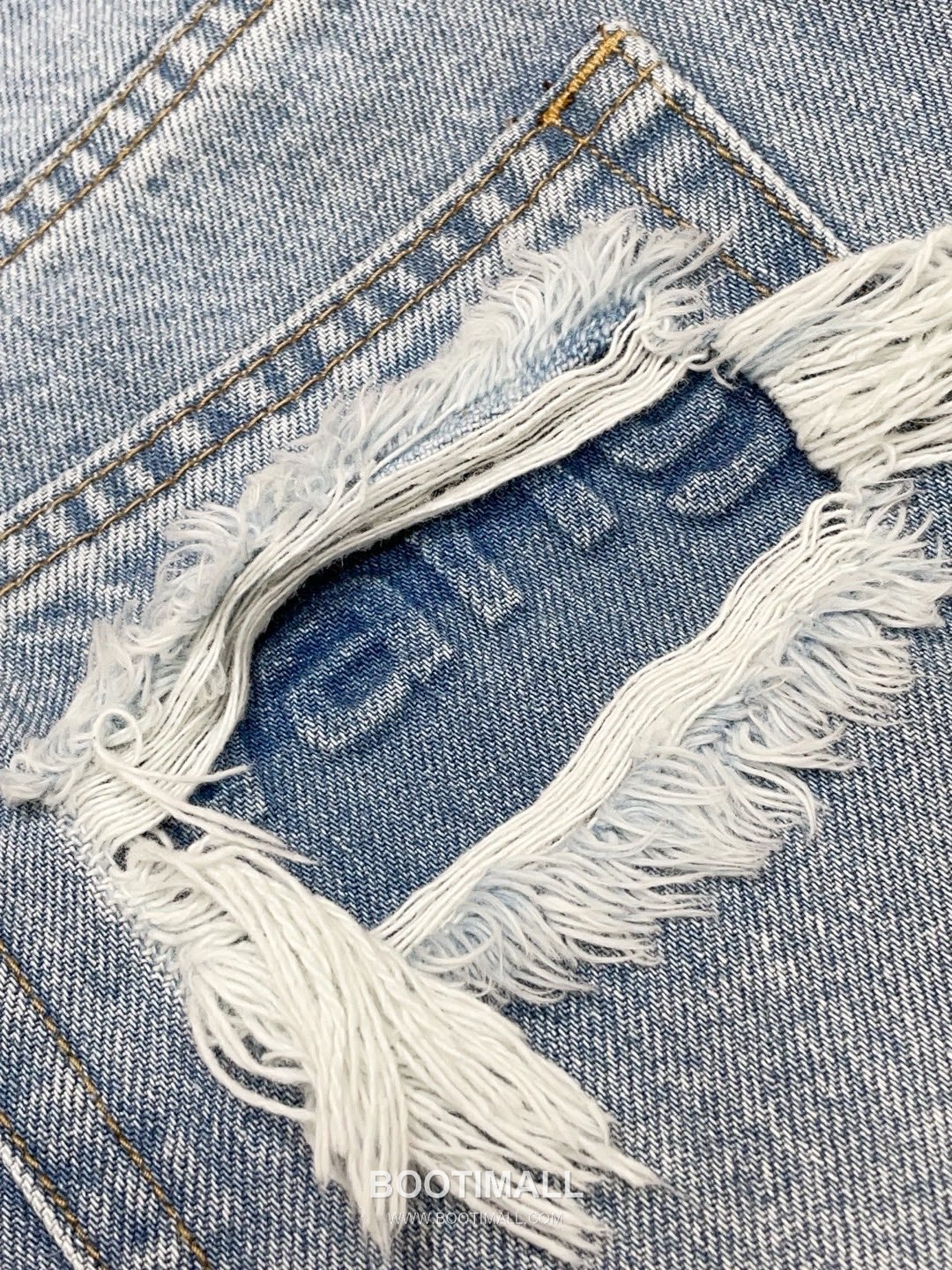 발렌시아가 2026SS 코튼 데님 디스트로이드 로고엠보싱 와이드핏 스트레이트 롱팬츠 Balenciaga 2026 SS Cotton Denim Distressed Logo Embossed Wide Fit Straight Long Pants 17