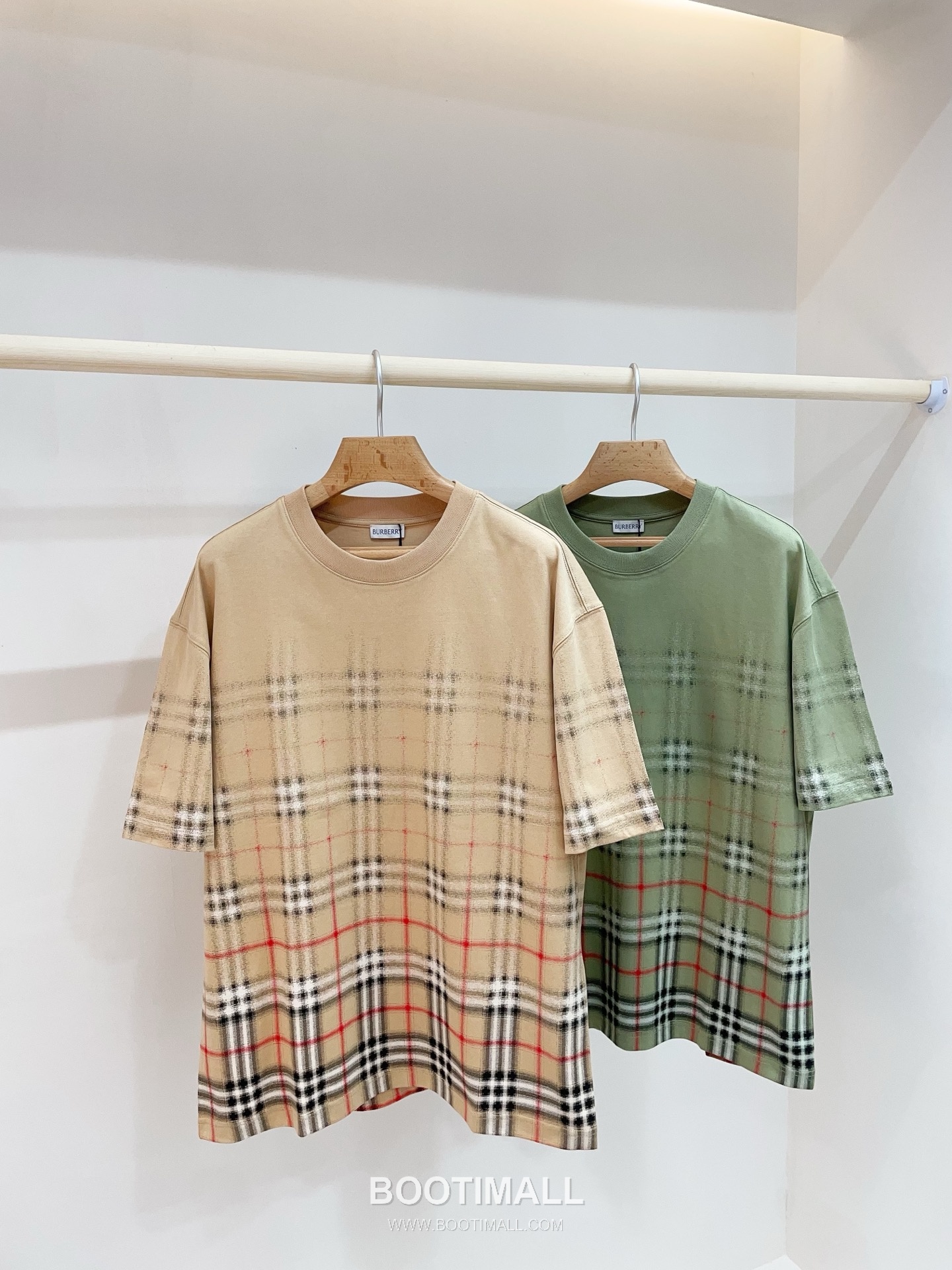버버리 2026SS 코튼 그라데이션 체크 프린트 오버핏 반팔 티셔츠 Burberry 2026 SS Cotton Gradient Check Print Oversized Short Sleeve T Shirt 1