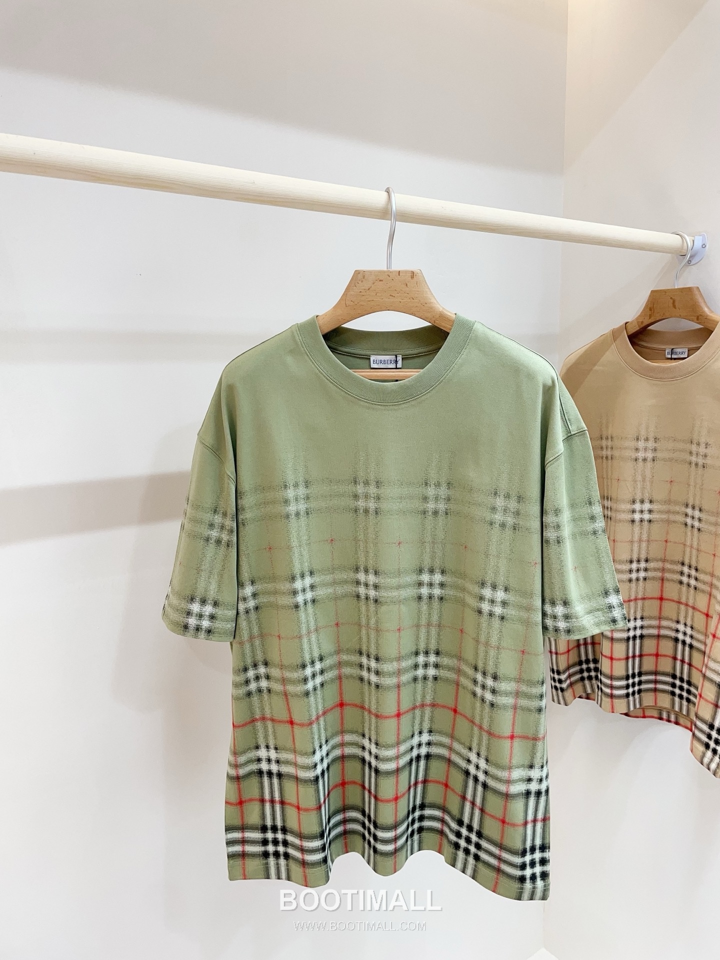 버버리 2026SS 코튼 그라데이션 체크 프린트 오버핏 반팔 티셔츠 Burberry 2026 SS Cotton Gradient Check Print Oversized Short Sleeve T Shirt 1