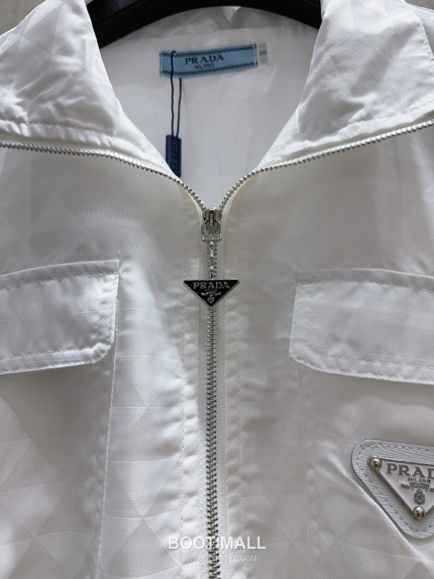 프라다 2026SS 리나일론 삼각자카드 로고 하프집업 폴로카라 A라인 반팔 원피스 Prada 2026 SS Re Nylon Triangle Jacquard Logo Half Zip Polo Collar A Line Short Sleeve Dress 13